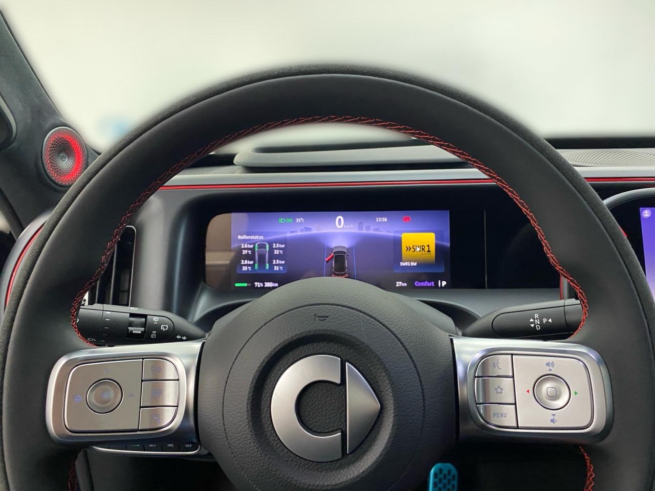 Getriebe: Automatikgetriebe, 1 GangAusstattungslinie: Ausstattungslinie Exterieur: Brabus,  Ausstattungslinie Interieur: BrabusAusstattungspakete: SportpaketAssistenzsysteme: Head-up-Display HUD,  Fernlichtassistent,  Einparkhilfe,  R&uuml;ckfahrkamera: 360&deg; Rundumsichtkamera,  Fahrlichtautomatik,  Tempomat,  Berganfahrhilfe,  Spurhalteassistent,  Kollisionswarnung,  VerkehrszeichenerkennungLicht und Sicht: LED-Scheinwerfer,  Abbiegelicht,  Tagfahrlicht,  Regensensor,  Ambientebeleuchtung mehrfarbig,  LichtsensorAudio &amp; Kommunikation: Navigationssystem,  Radio,  Multi-Funktions-Display,  Digitaler Radioempfang DAB,  Soundsystem,  Kabelloses Laden f&uuml;r HandysKomfort: Digitales Kombiinstrument,  Klimaautomatik, 2 Zonen,  Panoramadach,  Fahrer-/Beifahrersitz elektrisch,  Memoryfunktion Fahrersitz,  Sitzheizung Fahrer/Beifahrer,  Easy-Entry Einstiegshilfe,  Servolenkung,  Keyless-Entry,  Zentralverriegelung,  Fensterheber elektrisch,  Automatisch &ouml;ffnende Heckklappe,  SitzklimatisierungInterieur: Sitze Teilleder Dinamica-Mikrofaser,  Innenfarbe schwarz,  Sportlenkrad,  BordcomputerExterieur: Touchscreen Bedienung,  Leichtmetallfelgen 19 Zoll,  Au&szlig;enspiegel elekt.,  NotrufsystemSicherheit: Fahrer- /Beifahrerairbag,  Elektr. Stabilit&auml;tsprogramm ESP,  Reifendruckkontrolle,  Au&szlig;entemperatur Anzeige,  Antiblockiersystem ABS,  Bremsverschlei&szlig;anzeige,  NotbremsassistentVerf&uuml;gbarkeit in Abstimmung mit VerkaufsberaterIrrt&uuml;mer und &Auml;nderungen vorbehalten