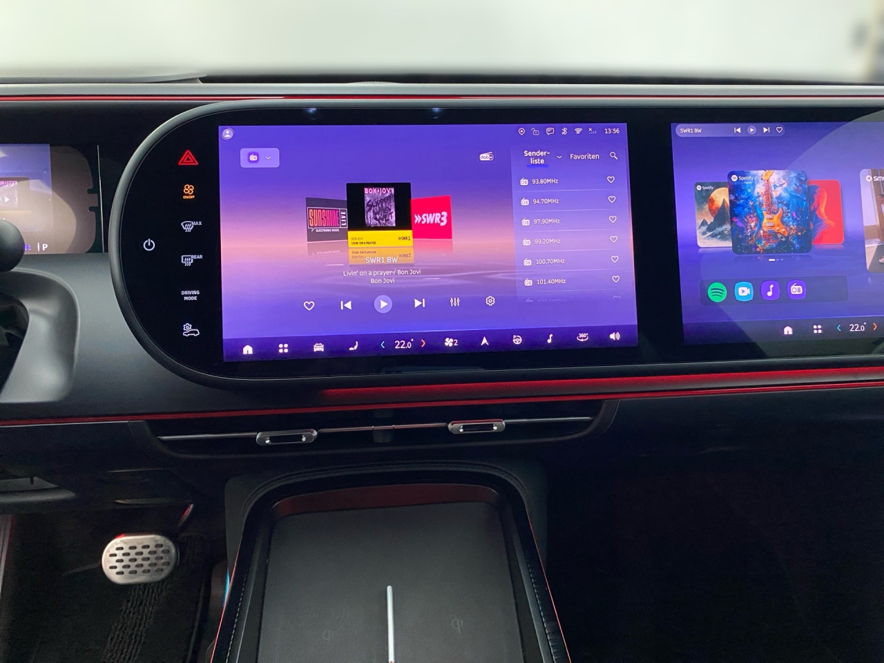 Getriebe: Automatikgetriebe, 1 GangAusstattungslinie: Ausstattungslinie Exterieur: Brabus,  Ausstattungslinie Interieur: BrabusAusstattungspakete: SportpaketAssistenzsysteme: Head-up-Display HUD,  Fernlichtassistent,  Einparkhilfe,  R&uuml;ckfahrkamera: 360&deg; Rundumsichtkamera,  Fahrlichtautomatik,  Tempomat,  Berganfahrhilfe,  Spurhalteassistent,  Kollisionswarnung,  VerkehrszeichenerkennungLicht und Sicht: LED-Scheinwerfer,  Abbiegelicht,  Tagfahrlicht,  Regensensor,  Ambientebeleuchtung mehrfarbig,  LichtsensorAudio &amp; Kommunikation: Navigationssystem,  Radio,  Multi-Funktions-Display,  Digitaler Radioempfang DAB,  Soundsystem,  Kabelloses Laden f&uuml;r HandysKomfort: Digitales Kombiinstrument,  Klimaautomatik, 2 Zonen,  Panoramadach,  Fahrer-/Beifahrersitz elektrisch,  Memoryfunktion Fahrersitz,  Sitzheizung Fahrer/Beifahrer,  Easy-Entry Einstiegshilfe,  Servolenkung,  Keyless-Entry,  Zentralverriegelung,  Fensterheber elektrisch,  Automatisch &ouml;ffnende Heckklappe,  SitzklimatisierungInterieur: Sitze Teilleder Dinamica-Mikrofaser,  Innenfarbe schwarz,  Sportlenkrad,  BordcomputerExterieur: Touchscreen Bedienung,  Leichtmetallfelgen 19 Zoll,  Au&szlig;enspiegel elekt.,  NotrufsystemSicherheit: Fahrer- /Beifahrerairbag,  Elektr. Stabilit&auml;tsprogramm ESP,  Reifendruckkontrolle,  Au&szlig;entemperatur Anzeige,  Antiblockiersystem ABS,  Bremsverschlei&szlig;anzeige,  NotbremsassistentVerf&uuml;gbarkeit in Abstimmung mit VerkaufsberaterIrrt&uuml;mer und &Auml;nderungen vorbehalten