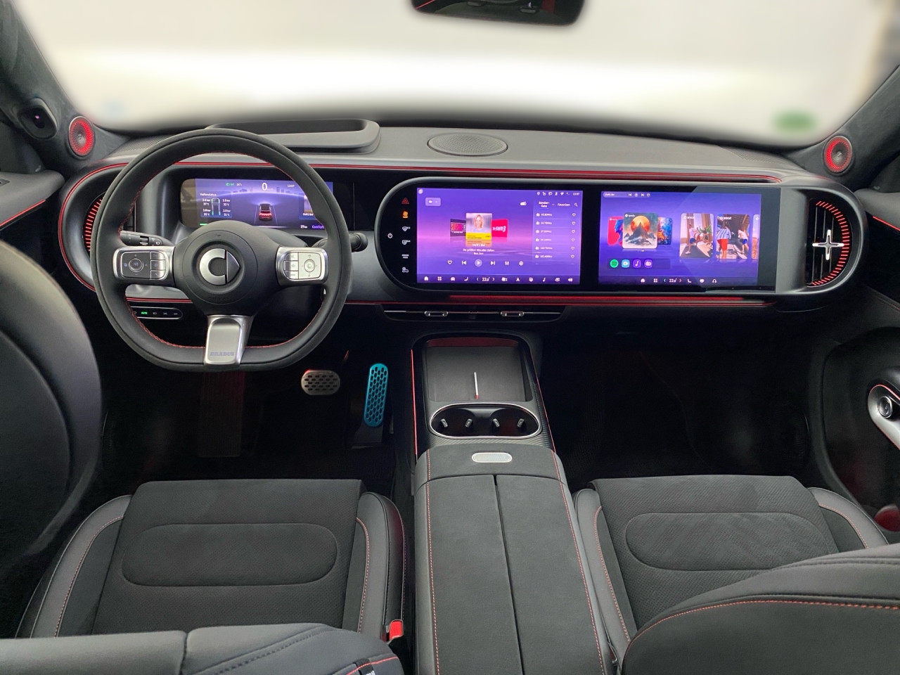 Getriebe: Automatikgetriebe, 1 GangAusstattungslinie: Ausstattungslinie Exterieur: Brabus,  Ausstattungslinie Interieur: BrabusAusstattungspakete: SportpaketAssistenzsysteme: Head-up-Display HUD,  Fernlichtassistent,  Einparkhilfe,  R&uuml;ckfahrkamera: 360&deg; Rundumsichtkamera,  Fahrlichtautomatik,  Tempomat,  Berganfahrhilfe,  Spurhalteassistent,  Kollisionswarnung,  VerkehrszeichenerkennungLicht und Sicht: LED-Scheinwerfer,  Abbiegelicht,  Tagfahrlicht,  Regensensor,  Ambientebeleuchtung mehrfarbig,  LichtsensorAudio &amp; Kommunikation: Navigationssystem,  Radio,  Multi-Funktions-Display,  Digitaler Radioempfang DAB,  Soundsystem,  Kabelloses Laden f&uuml;r HandysKomfort: Digitales Kombiinstrument,  Klimaautomatik, 2 Zonen,  Panoramadach,  Fahrer-/Beifahrersitz elektrisch,  Memoryfunktion Fahrersitz,  Sitzheizung Fahrer/Beifahrer,  Easy-Entry Einstiegshilfe,  Servolenkung,  Keyless-Entry,  Zentralverriegelung,  Fensterheber elektrisch,  Automatisch &ouml;ffnende Heckklappe,  SitzklimatisierungInterieur: Sitze Teilleder Dinamica-Mikrofaser,  Innenfarbe schwarz,  Sportlenkrad,  BordcomputerExterieur: Touchscreen Bedienung,  Leichtmetallfelgen 19 Zoll,  Au&szlig;enspiegel elekt.,  NotrufsystemSicherheit: Fahrer- /Beifahrerairbag,  Elektr. Stabilit&auml;tsprogramm ESP,  Reifendruckkontrolle,  Au&szlig;entemperatur Anzeige,  Antiblockiersystem ABS,  Bremsverschlei&szlig;anzeige,  NotbremsassistentVerf&uuml;gbarkeit in Abstimmung mit VerkaufsberaterIrrt&uuml;mer und &Auml;nderungen vorbehalten
