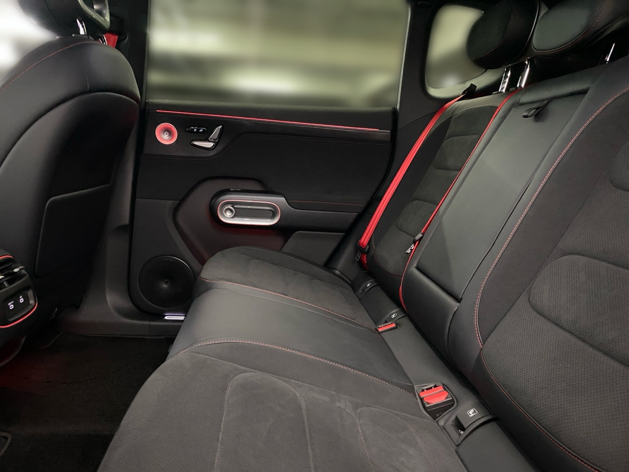 Getriebe: Automatikgetriebe, 1 GangAusstattungslinie: Ausstattungslinie Exterieur: Brabus,  Ausstattungslinie Interieur: BrabusAusstattungspakete: SportpaketAssistenzsysteme: Head-up-Display HUD,  Fernlichtassistent,  Einparkhilfe,  R&uuml;ckfahrkamera: 360&deg; Rundumsichtkamera,  Fahrlichtautomatik,  Tempomat,  Berganfahrhilfe,  Spurhalteassistent,  Kollisionswarnung,  VerkehrszeichenerkennungLicht und Sicht: LED-Scheinwerfer,  Abbiegelicht,  Tagfahrlicht,  Regensensor,  Ambientebeleuchtung mehrfarbig,  LichtsensorAudio &amp; Kommunikation: Navigationssystem,  Radio,  Multi-Funktions-Display,  Digitaler Radioempfang DAB,  Soundsystem,  Kabelloses Laden f&uuml;r HandysKomfort: Digitales Kombiinstrument,  Klimaautomatik, 2 Zonen,  Panoramadach,  Fahrer-/Beifahrersitz elektrisch,  Memoryfunktion Fahrersitz,  Sitzheizung Fahrer/Beifahrer,  Easy-Entry Einstiegshilfe,  Servolenkung,  Keyless-Entry,  Zentralverriegelung,  Fensterheber elektrisch,  Automatisch &ouml;ffnende Heckklappe,  SitzklimatisierungInterieur: Sitze Teilleder Dinamica-Mikrofaser,  Innenfarbe schwarz,  Sportlenkrad,  BordcomputerExterieur: Touchscreen Bedienung,  Leichtmetallfelgen 19 Zoll,  Au&szlig;enspiegel elekt.,  NotrufsystemSicherheit: Fahrer- /Beifahrerairbag,  Elektr. Stabilit&auml;tsprogramm ESP,  Reifendruckkontrolle,  Au&szlig;entemperatur Anzeige,  Antiblockiersystem ABS,  Bremsverschlei&szlig;anzeige,  NotbremsassistentVerf&uuml;gbarkeit in Abstimmung mit VerkaufsberaterIrrt&uuml;mer und &Auml;nderungen vorbehalten