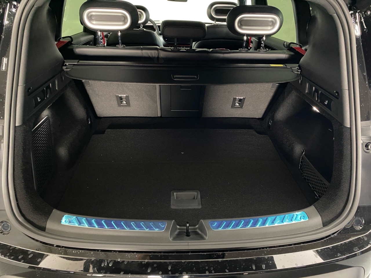 Getriebe: Automatikgetriebe, 1 GangAusstattungslinie: Ausstattungslinie Exterieur: Brabus,  Ausstattungslinie Interieur: BrabusAusstattungspakete: SportpaketAssistenzsysteme: Head-up-Display HUD,  Fernlichtassistent,  Einparkhilfe,  R&uuml;ckfahrkamera: 360&deg; Rundumsichtkamera,  Fahrlichtautomatik,  Tempomat,  Berganfahrhilfe,  Spurhalteassistent,  Kollisionswarnung,  VerkehrszeichenerkennungLicht und Sicht: LED-Scheinwerfer,  Abbiegelicht,  Tagfahrlicht,  Regensensor,  Ambientebeleuchtung mehrfarbig,  LichtsensorAudio &amp; Kommunikation: Navigationssystem,  Radio,  Multi-Funktions-Display,  Digitaler Radioempfang DAB,  Soundsystem,  Kabelloses Laden f&uuml;r HandysKomfort: Digitales Kombiinstrument,  Klimaautomatik, 2 Zonen,  Panoramadach,  Fahrer-/Beifahrersitz elektrisch,  Memoryfunktion Fahrersitz,  Sitzheizung Fahrer/Beifahrer,  Easy-Entry Einstiegshilfe,  Servolenkung,  Keyless-Entry,  Zentralverriegelung,  Fensterheber elektrisch,  Automatisch &ouml;ffnende Heckklappe,  SitzklimatisierungInterieur: Sitze Teilleder Dinamica-Mikrofaser,  Innenfarbe schwarz,  Sportlenkrad,  BordcomputerExterieur: Touchscreen Bedienung,  Leichtmetallfelgen 19 Zoll,  Au&szlig;enspiegel elekt.,  NotrufsystemSicherheit: Fahrer- /Beifahrerairbag,  Elektr. Stabilit&auml;tsprogramm ESP,  Reifendruckkontrolle,  Au&szlig;entemperatur Anzeige,  Antiblockiersystem ABS,  Bremsverschlei&szlig;anzeige,  NotbremsassistentVerf&uuml;gbarkeit in Abstimmung mit VerkaufsberaterIrrt&uuml;mer und &Auml;nderungen vorbehalten