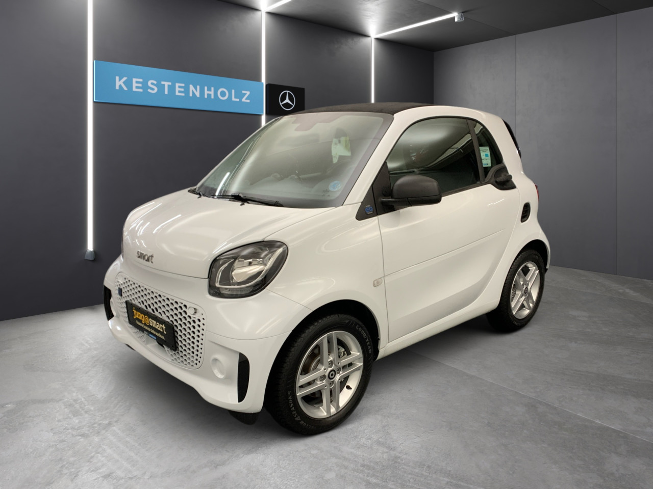 Getriebe: AutomatikgetriebeDetailangaben f&uuml;r XEV Fahrzeug: Batteriezustand: 93%Ausstattungspakete: Ausstattungspaket: Cool &amp; AudioAssistenzsysteme: Tempomat,  Berganfahrhilfe,  BremsassistentLicht und Sicht: LED-Tagfahrlicht,  ColorverglasungAudio &amp; Kommunikation: Radio: Premium m. Sounds. Bose USA, 505 Entry Radio mit touchscreen, C04 Digitales Radio DAB  f&uuml;r die Standards DAB DAB+ und DMB,  USB Anschluss,  Handyvorbereitung BluetoothKomfort: Klimaautomatik,  Fahrersitz h&ouml;henverstellbar,  Sitzheizung Fahrer/Beifahrer,  Lenks&auml;ule verstellbar,  Zentralver. mit Fernbedienung,  Fensterheber elektrisch 2-fachInterieur: Sitze Serienausstattung,  Bordcomputer,  LaderaumabdeckungExterieur: Leichtmetallfelgen 15 Zoll,  Au&szlig;enspiegel elekt. und beheizt,  Reifenpannenset,  GeschwindigkeitsbegrenzerSicherheit: i-Size Kindersitzbefestigung,  Fahrer- /Beifahrerairbag,  Seitenairbag vorn,  Knieairbag Fahrer,  Traktionskontrolle,  Reifendruckverlust-Warnung,  Wegfahrsperre,  Antiblockiersystem ABSWeitere Ausstattung: B53 Fu&szlig;g&auml;ngersound,  426 Getriebe AUTOTRONIC,  908 Bordlader 22kW,  B48 Anh&auml;ngerbremse,  2-Leitung,  Kupplungsk&ouml;pfe unten,  B49 Zusatzluftbeh&auml;lter,  B51 Pannenset  mit Luftkompressor und Dichtmittel,  B52 Bremsanschl&uuml;sse,  2-Leitung (EG),  C65 Stossf&auml;nger,  FC R&uuml;ckfahrwarner,  K35 Kombiinstrument mit monochromem Display  in LCD-Technologie und Bordc,  L (DIALOG-Code fuer interne Verwendung),  P23 Music Plus Package,  P53 Passion plus Paket Japan,  R35 Stahlfelgen 185/50 R15,  S38 Polsterung in Lerderoptik schwarzSonstige Ma&szlig;e und Gewichte: zul&auml;ssiges Gesamtgewicht: 1.310 kgIrrt&uuml;mer und &Auml;nderungen vorbehalten