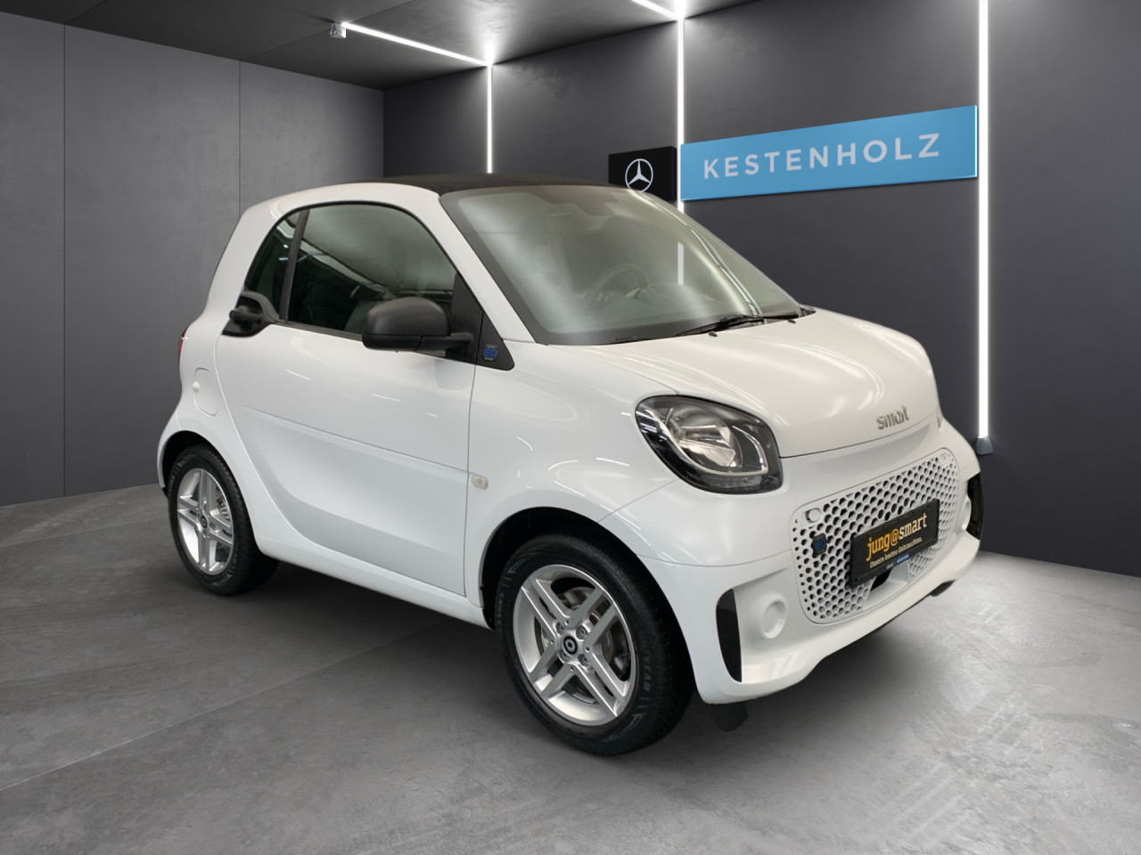 Getriebe: AutomatikgetriebeDetailangaben f&uuml;r XEV Fahrzeug: Batteriezustand: 93%Ausstattungspakete: Ausstattungspaket: Cool &amp; AudioAssistenzsysteme: Tempomat,  Berganfahrhilfe,  BremsassistentLicht und Sicht: LED-Tagfahrlicht,  ColorverglasungAudio &amp; Kommunikation: Radio: Premium m. Sounds. Bose USA, 505 Entry Radio mit touchscreen, C04 Digitales Radio DAB  f&uuml;r die Standards DAB DAB+ und DMB,  USB Anschluss,  Handyvorbereitung BluetoothKomfort: Klimaautomatik,  Fahrersitz h&ouml;henverstellbar,  Sitzheizung Fahrer/Beifahrer,  Lenks&auml;ule verstellbar,  Zentralver. mit Fernbedienung,  Fensterheber elektrisch 2-fachInterieur: Sitze Serienausstattung,  Bordcomputer,  LaderaumabdeckungExterieur: Leichtmetallfelgen 15 Zoll,  Au&szlig;enspiegel elekt. und beheizt,  Reifenpannenset,  GeschwindigkeitsbegrenzerSicherheit: i-Size Kindersitzbefestigung,  Fahrer- /Beifahrerairbag,  Seitenairbag vorn,  Knieairbag Fahrer,  Traktionskontrolle,  Reifendruckverlust-Warnung,  Wegfahrsperre,  Antiblockiersystem ABSWeitere Ausstattung: B53 Fu&szlig;g&auml;ngersound,  426 Getriebe AUTOTRONIC,  908 Bordlader 22kW,  B48 Anh&auml;ngerbremse,  2-Leitung,  Kupplungsk&ouml;pfe unten,  B49 Zusatzluftbeh&auml;lter,  B51 Pannenset  mit Luftkompressor und Dichtmittel,  B52 Bremsanschl&uuml;sse,  2-Leitung (EG),  C65 Stossf&auml;nger,  FC R&uuml;ckfahrwarner,  K35 Kombiinstrument mit monochromem Display  in LCD-Technologie und Bordc,  L (DIALOG-Code fuer interne Verwendung),  P23 Music Plus Package,  P53 Passion plus Paket Japan,  R35 Stahlfelgen 185/50 R15,  S38 Polsterung in Lerderoptik schwarzSonstige Ma&szlig;e und Gewichte: zul&auml;ssiges Gesamtgewicht: 1.310 kgIrrt&uuml;mer und &Auml;nderungen vorbehalten