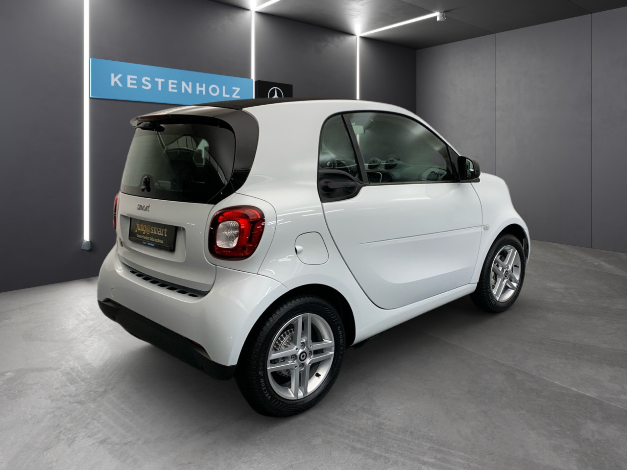 Getriebe: AutomatikgetriebeDetailangaben f&uuml;r XEV Fahrzeug: Batteriezustand: 93%Ausstattungspakete: Ausstattungspaket: Cool &amp; AudioAssistenzsysteme: Tempomat,  Berganfahrhilfe,  BremsassistentLicht und Sicht: LED-Tagfahrlicht,  ColorverglasungAudio &amp; Kommunikation: Radio: Premium m. Sounds. Bose USA, 505 Entry Radio mit touchscreen, C04 Digitales Radio DAB  f&uuml;r die Standards DAB DAB+ und DMB,  USB Anschluss,  Handyvorbereitung BluetoothKomfort: Klimaautomatik,  Fahrersitz h&ouml;henverstellbar,  Sitzheizung Fahrer/Beifahrer,  Lenks&auml;ule verstellbar,  Zentralver. mit Fernbedienung,  Fensterheber elektrisch 2-fachInterieur: Sitze Serienausstattung,  Bordcomputer,  LaderaumabdeckungExterieur: Leichtmetallfelgen 15 Zoll,  Au&szlig;enspiegel elekt. und beheizt,  Reifenpannenset,  GeschwindigkeitsbegrenzerSicherheit: i-Size Kindersitzbefestigung,  Fahrer- /Beifahrerairbag,  Seitenairbag vorn,  Knieairbag Fahrer,  Traktionskontrolle,  Reifendruckverlust-Warnung,  Wegfahrsperre,  Antiblockiersystem ABSWeitere Ausstattung: B53 Fu&szlig;g&auml;ngersound,  426 Getriebe AUTOTRONIC,  908 Bordlader 22kW,  B48 Anh&auml;ngerbremse,  2-Leitung,  Kupplungsk&ouml;pfe unten,  B49 Zusatzluftbeh&auml;lter,  B51 Pannenset  mit Luftkompressor und Dichtmittel,  B52 Bremsanschl&uuml;sse,  2-Leitung (EG),  C65 Stossf&auml;nger,  FC R&uuml;ckfahrwarner,  K35 Kombiinstrument mit monochromem Display  in LCD-Technologie und Bordc,  L (DIALOG-Code fuer interne Verwendung),  P23 Music Plus Package,  P53 Passion plus Paket Japan,  R35 Stahlfelgen 185/50 R15,  S38 Polsterung in Lerderoptik schwarzSonstige Ma&szlig;e und Gewichte: zul&auml;ssiges Gesamtgewicht: 1.310 kgIrrt&uuml;mer und &Auml;nderungen vorbehalten