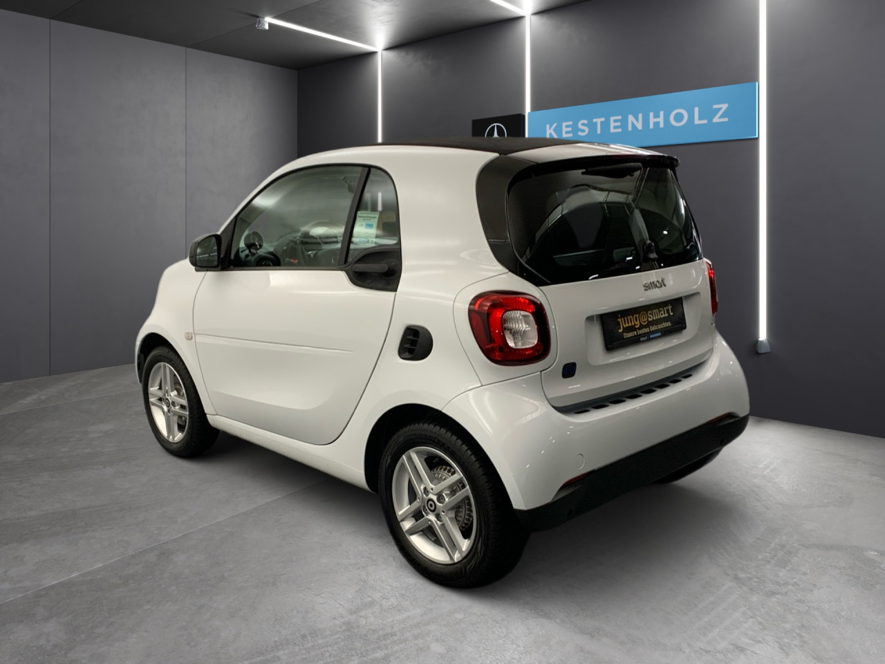 Getriebe: AutomatikgetriebeDetailangaben f&uuml;r XEV Fahrzeug: Batteriezustand: 93%Ausstattungspakete: Ausstattungspaket: Cool &amp; AudioAssistenzsysteme: Tempomat,  Berganfahrhilfe,  BremsassistentLicht und Sicht: LED-Tagfahrlicht,  ColorverglasungAudio &amp; Kommunikation: Radio: Premium m. Sounds. Bose USA, 505 Entry Radio mit touchscreen, C04 Digitales Radio DAB  f&uuml;r die Standards DAB DAB+ und DMB,  USB Anschluss,  Handyvorbereitung BluetoothKomfort: Klimaautomatik,  Fahrersitz h&ouml;henverstellbar,  Sitzheizung Fahrer/Beifahrer,  Lenks&auml;ule verstellbar,  Zentralver. mit Fernbedienung,  Fensterheber elektrisch 2-fachInterieur: Sitze Serienausstattung,  Bordcomputer,  LaderaumabdeckungExterieur: Leichtmetallfelgen 15 Zoll,  Au&szlig;enspiegel elekt. und beheizt,  Reifenpannenset,  GeschwindigkeitsbegrenzerSicherheit: i-Size Kindersitzbefestigung,  Fahrer- /Beifahrerairbag,  Seitenairbag vorn,  Knieairbag Fahrer,  Traktionskontrolle,  Reifendruckverlust-Warnung,  Wegfahrsperre,  Antiblockiersystem ABSWeitere Ausstattung: B53 Fu&szlig;g&auml;ngersound,  426 Getriebe AUTOTRONIC,  908 Bordlader 22kW,  B48 Anh&auml;ngerbremse,  2-Leitung,  Kupplungsk&ouml;pfe unten,  B49 Zusatzluftbeh&auml;lter,  B51 Pannenset  mit Luftkompressor und Dichtmittel,  B52 Bremsanschl&uuml;sse,  2-Leitung (EG),  C65 Stossf&auml;nger,  FC R&uuml;ckfahrwarner,  K35 Kombiinstrument mit monochromem Display  in LCD-Technologie und Bordc,  L (DIALOG-Code fuer interne Verwendung),  P23 Music Plus Package,  P53 Passion plus Paket Japan,  R35 Stahlfelgen 185/50 R15,  S38 Polsterung in Lerderoptik schwarzSonstige Ma&szlig;e und Gewichte: zul&auml;ssiges Gesamtgewicht: 1.310 kgIrrt&uuml;mer und &Auml;nderungen vorbehalten