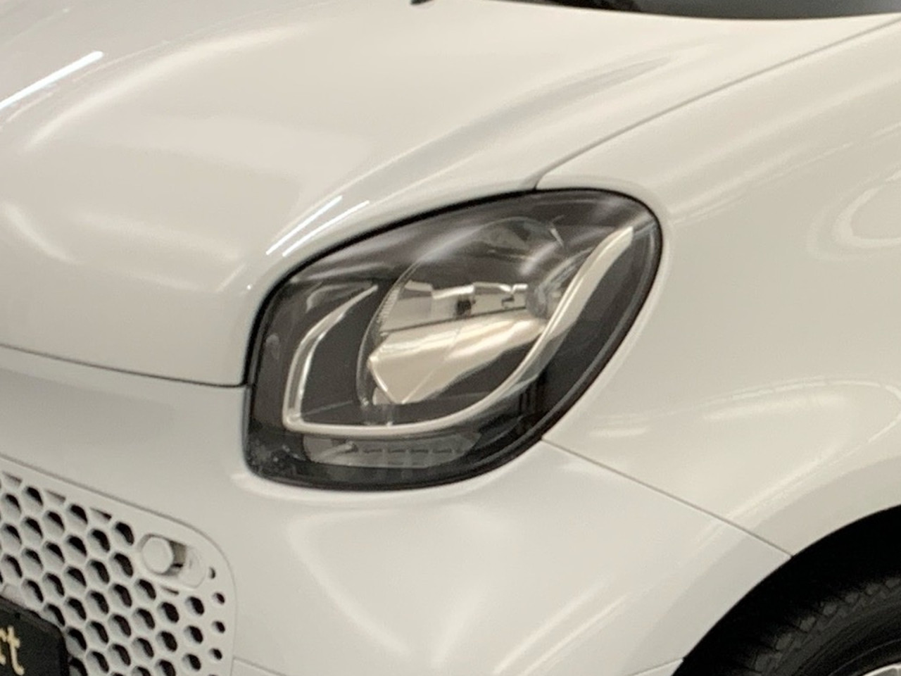 Getriebe: AutomatikgetriebeDetailangaben f&uuml;r XEV Fahrzeug: Batteriezustand: 93%Ausstattungspakete: Ausstattungspaket: Cool &amp; AudioAssistenzsysteme: Tempomat,  Berganfahrhilfe,  BremsassistentLicht und Sicht: LED-Tagfahrlicht,  ColorverglasungAudio &amp; Kommunikation: Radio: Premium m. Sounds. Bose USA, 505 Entry Radio mit touchscreen, C04 Digitales Radio DAB  f&uuml;r die Standards DAB DAB+ und DMB,  USB Anschluss,  Handyvorbereitung BluetoothKomfort: Klimaautomatik,  Fahrersitz h&ouml;henverstellbar,  Sitzheizung Fahrer/Beifahrer,  Lenks&auml;ule verstellbar,  Zentralver. mit Fernbedienung,  Fensterheber elektrisch 2-fachInterieur: Sitze Serienausstattung,  Bordcomputer,  LaderaumabdeckungExterieur: Leichtmetallfelgen 15 Zoll,  Au&szlig;enspiegel elekt. und beheizt,  Reifenpannenset,  GeschwindigkeitsbegrenzerSicherheit: i-Size Kindersitzbefestigung,  Fahrer- /Beifahrerairbag,  Seitenairbag vorn,  Knieairbag Fahrer,  Traktionskontrolle,  Reifendruckverlust-Warnung,  Wegfahrsperre,  Antiblockiersystem ABSWeitere Ausstattung: B53 Fu&szlig;g&auml;ngersound,  426 Getriebe AUTOTRONIC,  908 Bordlader 22kW,  B48 Anh&auml;ngerbremse,  2-Leitung,  Kupplungsk&ouml;pfe unten,  B49 Zusatzluftbeh&auml;lter,  B51 Pannenset  mit Luftkompressor und Dichtmittel,  B52 Bremsanschl&uuml;sse,  2-Leitung (EG),  C65 Stossf&auml;nger,  FC R&uuml;ckfahrwarner,  K35 Kombiinstrument mit monochromem Display  in LCD-Technologie und Bordc,  L (DIALOG-Code fuer interne Verwendung),  P23 Music Plus Package,  P53 Passion plus Paket Japan,  R35 Stahlfelgen 185/50 R15,  S38 Polsterung in Lerderoptik schwarzSonstige Ma&szlig;e und Gewichte: zul&auml;ssiges Gesamtgewicht: 1.310 kgIrrt&uuml;mer und &Auml;nderungen vorbehalten