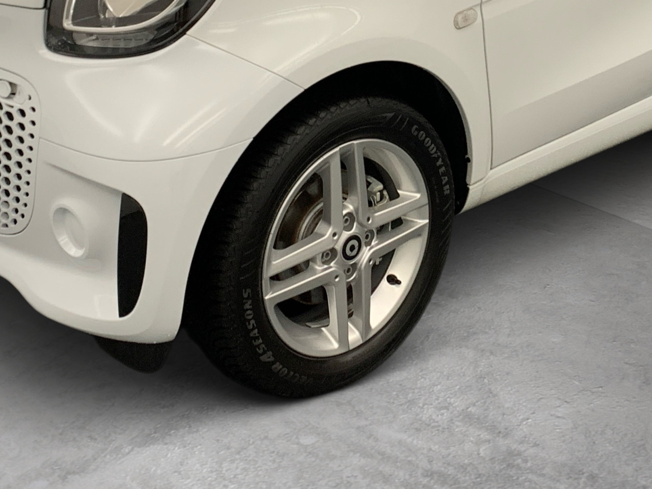Getriebe: AutomatikgetriebeDetailangaben f&uuml;r XEV Fahrzeug: Batteriezustand: 93%Ausstattungspakete: Ausstattungspaket: Cool &amp; AudioAssistenzsysteme: Tempomat,  Berganfahrhilfe,  BremsassistentLicht und Sicht: LED-Tagfahrlicht,  ColorverglasungAudio &amp; Kommunikation: Radio: Premium m. Sounds. Bose USA, 505 Entry Radio mit touchscreen, C04 Digitales Radio DAB  f&uuml;r die Standards DAB DAB+ und DMB,  USB Anschluss,  Handyvorbereitung BluetoothKomfort: Klimaautomatik,  Fahrersitz h&ouml;henverstellbar,  Sitzheizung Fahrer/Beifahrer,  Lenks&auml;ule verstellbar,  Zentralver. mit Fernbedienung,  Fensterheber elektrisch 2-fachInterieur: Sitze Serienausstattung,  Bordcomputer,  LaderaumabdeckungExterieur: Leichtmetallfelgen 15 Zoll,  Au&szlig;enspiegel elekt. und beheizt,  Reifenpannenset,  GeschwindigkeitsbegrenzerSicherheit: i-Size Kindersitzbefestigung,  Fahrer- /Beifahrerairbag,  Seitenairbag vorn,  Knieairbag Fahrer,  Traktionskontrolle,  Reifendruckverlust-Warnung,  Wegfahrsperre,  Antiblockiersystem ABSWeitere Ausstattung: B53 Fu&szlig;g&auml;ngersound,  426 Getriebe AUTOTRONIC,  908 Bordlader 22kW,  B48 Anh&auml;ngerbremse,  2-Leitung,  Kupplungsk&ouml;pfe unten,  B49 Zusatzluftbeh&auml;lter,  B51 Pannenset  mit Luftkompressor und Dichtmittel,  B52 Bremsanschl&uuml;sse,  2-Leitung (EG),  C65 Stossf&auml;nger,  FC R&uuml;ckfahrwarner,  K35 Kombiinstrument mit monochromem Display  in LCD-Technologie und Bordc,  L (DIALOG-Code fuer interne Verwendung),  P23 Music Plus Package,  P53 Passion plus Paket Japan,  R35 Stahlfelgen 185/50 R15,  S38 Polsterung in Lerderoptik schwarzSonstige Ma&szlig;e und Gewichte: zul&auml;ssiges Gesamtgewicht: 1.310 kgIrrt&uuml;mer und &Auml;nderungen vorbehalten