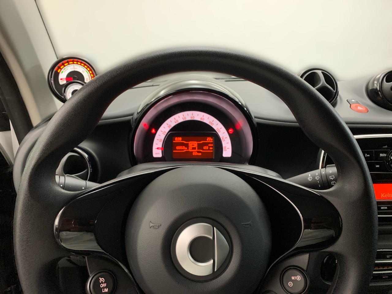 Getriebe: AutomatikgetriebeDetailangaben f&uuml;r XEV Fahrzeug: Batteriezustand: 93%Ausstattungspakete: Ausstattungspaket: Cool &amp; AudioAssistenzsysteme: Tempomat,  Berganfahrhilfe,  BremsassistentLicht und Sicht: LED-Tagfahrlicht,  ColorverglasungAudio &amp; Kommunikation: Radio: Premium m. Sounds. Bose USA, 505 Entry Radio mit touchscreen, C04 Digitales Radio DAB  f&uuml;r die Standards DAB DAB+ und DMB,  USB Anschluss,  Handyvorbereitung BluetoothKomfort: Klimaautomatik,  Fahrersitz h&ouml;henverstellbar,  Sitzheizung Fahrer/Beifahrer,  Lenks&auml;ule verstellbar,  Zentralver. mit Fernbedienung,  Fensterheber elektrisch 2-fachInterieur: Sitze Serienausstattung,  Bordcomputer,  LaderaumabdeckungExterieur: Leichtmetallfelgen 15 Zoll,  Au&szlig;enspiegel elekt. und beheizt,  Reifenpannenset,  GeschwindigkeitsbegrenzerSicherheit: i-Size Kindersitzbefestigung,  Fahrer- /Beifahrerairbag,  Seitenairbag vorn,  Knieairbag Fahrer,  Traktionskontrolle,  Reifendruckverlust-Warnung,  Wegfahrsperre,  Antiblockiersystem ABSWeitere Ausstattung: B53 Fu&szlig;g&auml;ngersound,  426 Getriebe AUTOTRONIC,  908 Bordlader 22kW,  B48 Anh&auml;ngerbremse,  2-Leitung,  Kupplungsk&ouml;pfe unten,  B49 Zusatzluftbeh&auml;lter,  B51 Pannenset  mit Luftkompressor und Dichtmittel,  B52 Bremsanschl&uuml;sse,  2-Leitung (EG),  C65 Stossf&auml;nger,  FC R&uuml;ckfahrwarner,  K35 Kombiinstrument mit monochromem Display  in LCD-Technologie und Bordc,  L (DIALOG-Code fuer interne Verwendung),  P23 Music Plus Package,  P53 Passion plus Paket Japan,  R35 Stahlfelgen 185/50 R15,  S38 Polsterung in Lerderoptik schwarzSonstige Ma&szlig;e und Gewichte: zul&auml;ssiges Gesamtgewicht: 1.310 kgIrrt&uuml;mer und &Auml;nderungen vorbehalten