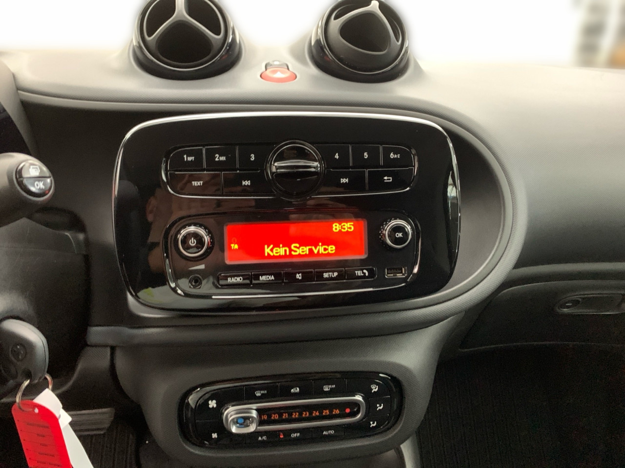 Getriebe: AutomatikgetriebeDetailangaben f&uuml;r XEV Fahrzeug: Batteriezustand: 93%Ausstattungspakete: Ausstattungspaket: Cool &amp; AudioAssistenzsysteme: Tempomat,  Berganfahrhilfe,  BremsassistentLicht und Sicht: LED-Tagfahrlicht,  ColorverglasungAudio &amp; Kommunikation: Radio: Premium m. Sounds. Bose USA, 505 Entry Radio mit touchscreen, C04 Digitales Radio DAB  f&uuml;r die Standards DAB DAB+ und DMB,  USB Anschluss,  Handyvorbereitung BluetoothKomfort: Klimaautomatik,  Fahrersitz h&ouml;henverstellbar,  Sitzheizung Fahrer/Beifahrer,  Lenks&auml;ule verstellbar,  Zentralver. mit Fernbedienung,  Fensterheber elektrisch 2-fachInterieur: Sitze Serienausstattung,  Bordcomputer,  LaderaumabdeckungExterieur: Leichtmetallfelgen 15 Zoll,  Au&szlig;enspiegel elekt. und beheizt,  Reifenpannenset,  GeschwindigkeitsbegrenzerSicherheit: i-Size Kindersitzbefestigung,  Fahrer- /Beifahrerairbag,  Seitenairbag vorn,  Knieairbag Fahrer,  Traktionskontrolle,  Reifendruckverlust-Warnung,  Wegfahrsperre,  Antiblockiersystem ABSWeitere Ausstattung: B53 Fu&szlig;g&auml;ngersound,  426 Getriebe AUTOTRONIC,  908 Bordlader 22kW,  B48 Anh&auml;ngerbremse,  2-Leitung,  Kupplungsk&ouml;pfe unten,  B49 Zusatzluftbeh&auml;lter,  B51 Pannenset  mit Luftkompressor und Dichtmittel,  B52 Bremsanschl&uuml;sse,  2-Leitung (EG),  C65 Stossf&auml;nger,  FC R&uuml;ckfahrwarner,  K35 Kombiinstrument mit monochromem Display  in LCD-Technologie und Bordc,  L (DIALOG-Code fuer interne Verwendung),  P23 Music Plus Package,  P53 Passion plus Paket Japan,  R35 Stahlfelgen 185/50 R15,  S38 Polsterung in Lerderoptik schwarzSonstige Ma&szlig;e und Gewichte: zul&auml;ssiges Gesamtgewicht: 1.310 kgIrrt&uuml;mer und &Auml;nderungen vorbehalten
