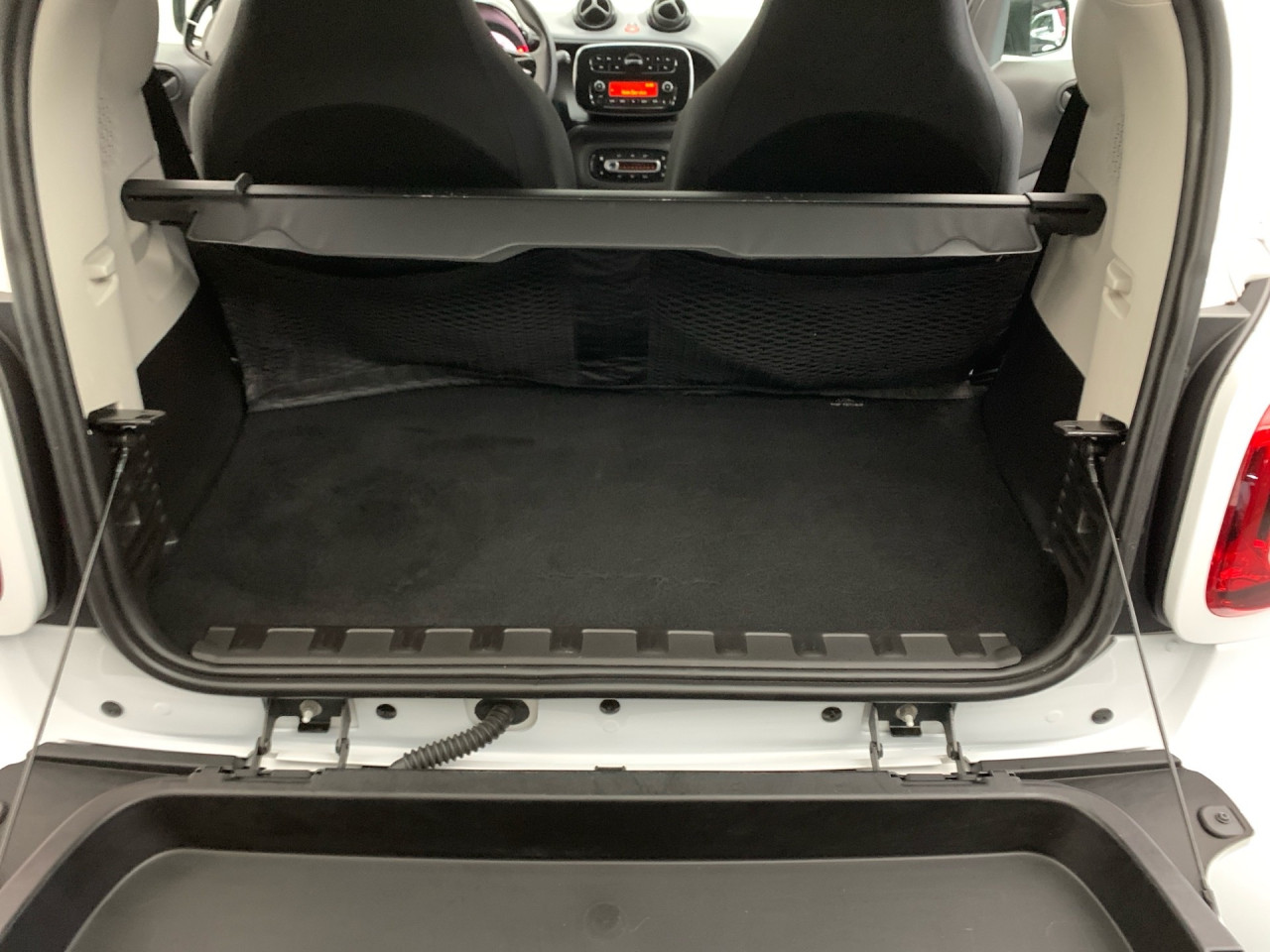 Getriebe: AutomatikgetriebeDetailangaben f&uuml;r XEV Fahrzeug: Batteriezustand: 93%Ausstattungspakete: Ausstattungspaket: Cool &amp; AudioAssistenzsysteme: Tempomat,  Berganfahrhilfe,  BremsassistentLicht und Sicht: LED-Tagfahrlicht,  ColorverglasungAudio &amp; Kommunikation: Radio: Premium m. Sounds. Bose USA, 505 Entry Radio mit touchscreen, C04 Digitales Radio DAB  f&uuml;r die Standards DAB DAB+ und DMB,  USB Anschluss,  Handyvorbereitung BluetoothKomfort: Klimaautomatik,  Fahrersitz h&ouml;henverstellbar,  Sitzheizung Fahrer/Beifahrer,  Lenks&auml;ule verstellbar,  Zentralver. mit Fernbedienung,  Fensterheber elektrisch 2-fachInterieur: Sitze Serienausstattung,  Bordcomputer,  LaderaumabdeckungExterieur: Leichtmetallfelgen 15 Zoll,  Au&szlig;enspiegel elekt. und beheizt,  Reifenpannenset,  GeschwindigkeitsbegrenzerSicherheit: i-Size Kindersitzbefestigung,  Fahrer- /Beifahrerairbag,  Seitenairbag vorn,  Knieairbag Fahrer,  Traktionskontrolle,  Reifendruckverlust-Warnung,  Wegfahrsperre,  Antiblockiersystem ABSWeitere Ausstattung: B53 Fu&szlig;g&auml;ngersound,  426 Getriebe AUTOTRONIC,  908 Bordlader 22kW,  B48 Anh&auml;ngerbremse,  2-Leitung,  Kupplungsk&ouml;pfe unten,  B49 Zusatzluftbeh&auml;lter,  B51 Pannenset  mit Luftkompressor und Dichtmittel,  B52 Bremsanschl&uuml;sse,  2-Leitung (EG),  C65 Stossf&auml;nger,  FC R&uuml;ckfahrwarner,  K35 Kombiinstrument mit monochromem Display  in LCD-Technologie und Bordc,  L (DIALOG-Code fuer interne Verwendung),  P23 Music Plus Package,  P53 Passion plus Paket Japan,  R35 Stahlfelgen 185/50 R15,  S38 Polsterung in Lerderoptik schwarzSonstige Ma&szlig;e und Gewichte: zul&auml;ssiges Gesamtgewicht: 1.310 kgIrrt&uuml;mer und &Auml;nderungen vorbehalten