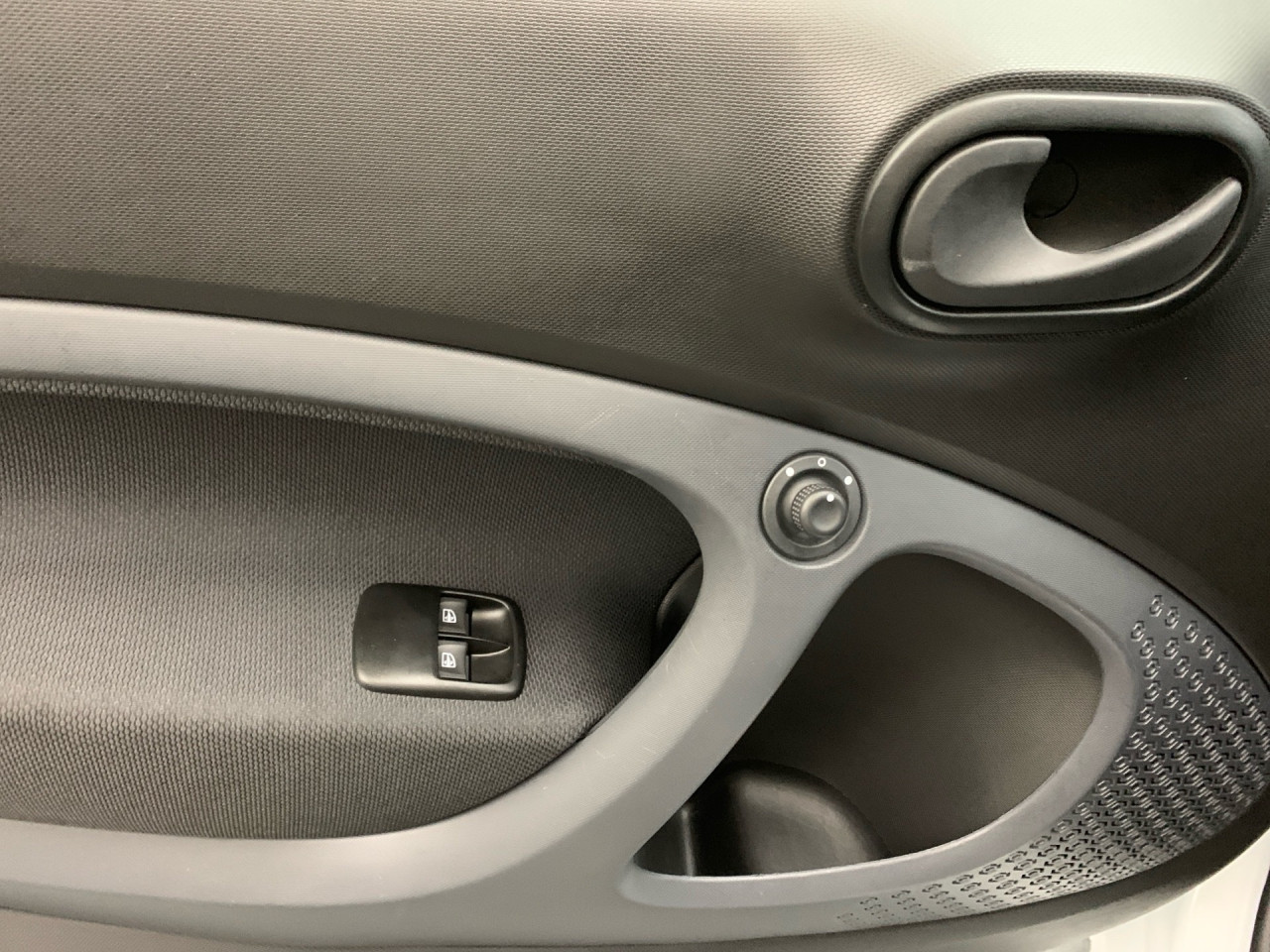 Getriebe: AutomatikgetriebeDetailangaben f&uuml;r XEV Fahrzeug: Batteriezustand: 93%Ausstattungspakete: Ausstattungspaket: Cool &amp; AudioAssistenzsysteme: Tempomat,  Berganfahrhilfe,  BremsassistentLicht und Sicht: LED-Tagfahrlicht,  ColorverglasungAudio &amp; Kommunikation: Radio: Premium m. Sounds. Bose USA, 505 Entry Radio mit touchscreen, C04 Digitales Radio DAB  f&uuml;r die Standards DAB DAB+ und DMB,  USB Anschluss,  Handyvorbereitung BluetoothKomfort: Klimaautomatik,  Fahrersitz h&ouml;henverstellbar,  Sitzheizung Fahrer/Beifahrer,  Lenks&auml;ule verstellbar,  Zentralver. mit Fernbedienung,  Fensterheber elektrisch 2-fachInterieur: Sitze Serienausstattung,  Bordcomputer,  LaderaumabdeckungExterieur: Leichtmetallfelgen 15 Zoll,  Au&szlig;enspiegel elekt. und beheizt,  Reifenpannenset,  GeschwindigkeitsbegrenzerSicherheit: i-Size Kindersitzbefestigung,  Fahrer- /Beifahrerairbag,  Seitenairbag vorn,  Knieairbag Fahrer,  Traktionskontrolle,  Reifendruckverlust-Warnung,  Wegfahrsperre,  Antiblockiersystem ABSWeitere Ausstattung: B53 Fu&szlig;g&auml;ngersound,  426 Getriebe AUTOTRONIC,  908 Bordlader 22kW,  B48 Anh&auml;ngerbremse,  2-Leitung,  Kupplungsk&ouml;pfe unten,  B49 Zusatzluftbeh&auml;lter,  B51 Pannenset  mit Luftkompressor und Dichtmittel,  B52 Bremsanschl&uuml;sse,  2-Leitung (EG),  C65 Stossf&auml;nger,  FC R&uuml;ckfahrwarner,  K35 Kombiinstrument mit monochromem Display  in LCD-Technologie und Bordc,  L (DIALOG-Code fuer interne Verwendung),  P23 Music Plus Package,  P53 Passion plus Paket Japan,  R35 Stahlfelgen 185/50 R15,  S38 Polsterung in Lerderoptik schwarzSonstige Ma&szlig;e und Gewichte: zul&auml;ssiges Gesamtgewicht: 1.310 kgIrrt&uuml;mer und &Auml;nderungen vorbehalten