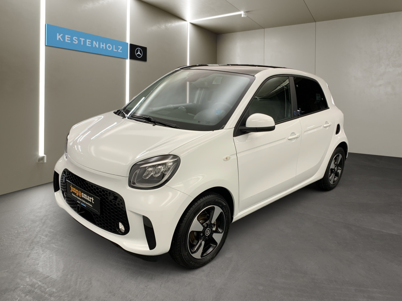 Getriebe: AutomatikgetriebeDetailangaben f&uuml;r XEV Fahrzeug: Batteriezustand: 92%Assistenzsysteme: Einparkhilfe hinten,  R&uuml;ckfahrkamera,  Tempomat,  Berganfahrhilfe,  BremsassistentLicht und Sicht: Abbiegelicht,  LED-Tagfahrlicht,  Regensensor,  Ambientebeleuchtung,  Nebelscheinwerfer,  LichtsensorAudio &amp; Kommunikation: Radio: Digitales Radio DAB  f&uuml;r die Standards DAB DAB+ und DMB, 258 Radio Premium m. Sounds. Bose USA,  Digitaler Radioempfang DAB,  USB Anschluss,  Handyvorbereitung Bluetooth,  Smartphone-App IntegrationKomfort: Klimaautomatik,  Panoramadach,  Fahrersitz h&ouml;henverstellbar,  Sitzheizung Fahrer/Beifahrer,  Armauflage Fahrer/Beifahrer,  Lenks&auml;ule verstellbar,  Zentralver. mit Fernbedienung,  Fensterheber elektrisch 2-fachInterieur: Sitze passion,  Multifunktions-Lederlenkrad,  Bordcomputer,  R&uuml;cksitze klapp- und teilbar: Fondsitzbank mit Fondsitzlehnen klappbar 50/50 geteilt,  LaderaumabdeckungExterieur: Leichtmetallfelgen 15 Zoll: Im 4-Speichen-Design,  Au&szlig;enspiegel elekt. und beheizt,  Reifenpannenset,  GeschwindigkeitsbegrenzerSicherheit: i-Size Kindersitzbefestigung,  Fahrer- /Beifahrerairbag,  Seitenairbag vorn,  Knieairbag Fahrer,  Traktionskontrolle,  Elektr. Stabilit&auml;tsprogramm ESP,  Reifendruckverlust-Warnung,  Wegfahrsperre,  Antiblockiersystem ABSWeitere Ausstattung: B53 Fu&szlig;g&auml;ngersound,  K36 Kombiinstrument mit farbigem 8,9 cm (3,5) Display in TFT-Technologie,  P53 Passion plus Paket Japan,  S38 Polsterung in Lerderoptik schwarz,  15U Smartphone-Integration Mirrorlink,  V77 Gep&auml;ckabdeckung (Rollo) u. Netz f&uuml;r Insassenschutz,  P45 blackmotion edition,  426 Getriebe AUTOTRONIC,  B51 Pannenset  mit Luftkompressor und Dichtmittel,  L (DIALOG-Code fuer interne Verwendung),  J43 Summer f&uuml;r Blinker,  B49 Zusatzluftbeh&auml;lter,  B48 Anh&auml;ngerbremse,  2-Leitung,  Kupplungsk&ouml;pfe unten,  E21 Dunkel get&ouml;ntes Glas (w&auml;rmed&auml;mmend) f&uuml;r hintere Seitenfenster und Hec,  C68 Klappschl&uuml;ssel mit Funkfernbedienung,  Zweitschl&uuml;ssel mit feststehende,  C65 Stossf&auml;nger,  524 Russland,  908 Bordlader 22kW,  P23 Music Plus PackageSonstige Ma&szlig;e und Gewichte: zul&auml;ssiges Gesamtgewicht: 1.560 kg,  Radstand: 1.867 mmIrrt&uuml;mer und &Auml;nderungen vorbehalten