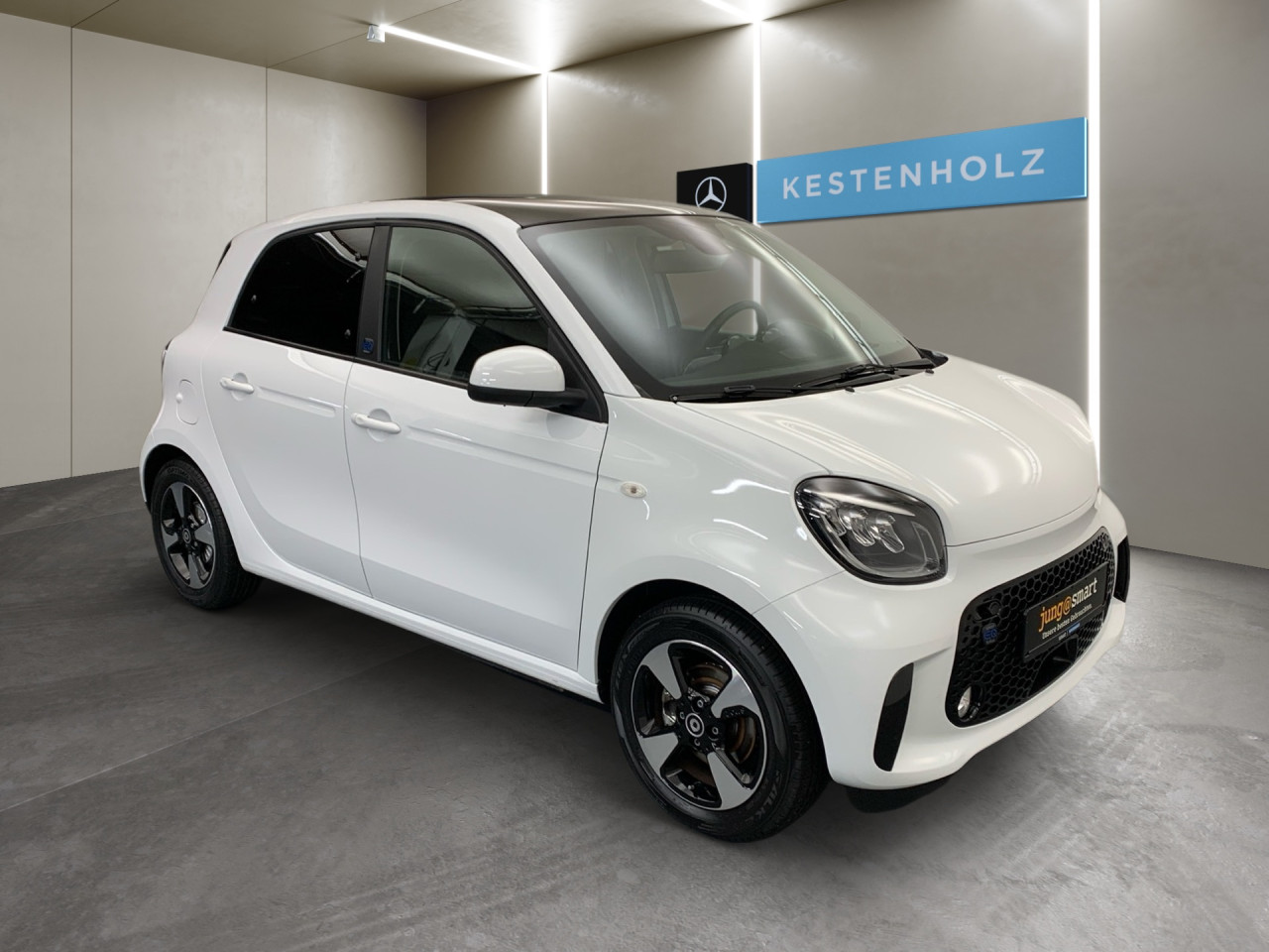 Getriebe: AutomatikgetriebeDetailangaben f&uuml;r XEV Fahrzeug: Batteriezustand: 92%Assistenzsysteme: Einparkhilfe hinten,  R&uuml;ckfahrkamera,  Tempomat,  Berganfahrhilfe,  BremsassistentLicht und Sicht: Abbiegelicht,  LED-Tagfahrlicht,  Regensensor,  Ambientebeleuchtung,  Nebelscheinwerfer,  LichtsensorAudio &amp; Kommunikation: Radio: Digitales Radio DAB  f&uuml;r die Standards DAB DAB+ und DMB, 258 Radio Premium m. Sounds. Bose USA,  Digitaler Radioempfang DAB,  USB Anschluss,  Handyvorbereitung Bluetooth,  Smartphone-App IntegrationKomfort: Klimaautomatik,  Panoramadach,  Fahrersitz h&ouml;henverstellbar,  Sitzheizung Fahrer/Beifahrer,  Armauflage Fahrer/Beifahrer,  Lenks&auml;ule verstellbar,  Zentralver. mit Fernbedienung,  Fensterheber elektrisch 2-fachInterieur: Sitze passion,  Multifunktions-Lederlenkrad,  Bordcomputer,  R&uuml;cksitze klapp- und teilbar: Fondsitzbank mit Fondsitzlehnen klappbar 50/50 geteilt,  LaderaumabdeckungExterieur: Leichtmetallfelgen 15 Zoll: Im 4-Speichen-Design,  Au&szlig;enspiegel elekt. und beheizt,  Reifenpannenset,  GeschwindigkeitsbegrenzerSicherheit: i-Size Kindersitzbefestigung,  Fahrer- /Beifahrerairbag,  Seitenairbag vorn,  Knieairbag Fahrer,  Traktionskontrolle,  Elektr. Stabilit&auml;tsprogramm ESP,  Reifendruckverlust-Warnung,  Wegfahrsperre,  Antiblockiersystem ABSWeitere Ausstattung: B53 Fu&szlig;g&auml;ngersound,  K36 Kombiinstrument mit farbigem 8,9 cm (3,5) Display in TFT-Technologie,  P53 Passion plus Paket Japan,  S38 Polsterung in Lerderoptik schwarz,  15U Smartphone-Integration Mirrorlink,  V77 Gep&auml;ckabdeckung (Rollo) u. Netz f&uuml;r Insassenschutz,  P45 blackmotion edition,  426 Getriebe AUTOTRONIC,  B51 Pannenset  mit Luftkompressor und Dichtmittel,  L (DIALOG-Code fuer interne Verwendung),  J43 Summer f&uuml;r Blinker,  B49 Zusatzluftbeh&auml;lter,  B48 Anh&auml;ngerbremse,  2-Leitung,  Kupplungsk&ouml;pfe unten,  E21 Dunkel get&ouml;ntes Glas (w&auml;rmed&auml;mmend) f&uuml;r hintere Seitenfenster und Hec,  C68 Klappschl&uuml;ssel mit Funkfernbedienung,  Zweitschl&uuml;ssel mit feststehende,  C65 Stossf&auml;nger,  524 Russland,  908 Bordlader 22kW,  P23 Music Plus PackageSonstige Ma&szlig;e und Gewichte: zul&auml;ssiges Gesamtgewicht: 1.560 kg,  Radstand: 1.867 mmIrrt&uuml;mer und &Auml;nderungen vorbehalten