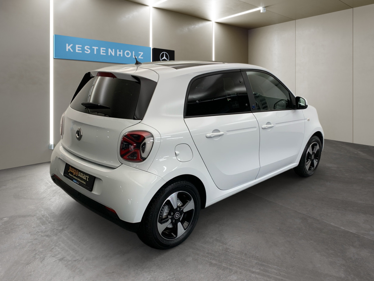 Getriebe: AutomatikgetriebeDetailangaben f&uuml;r XEV Fahrzeug: Batteriezustand: 92%Assistenzsysteme: Einparkhilfe hinten,  R&uuml;ckfahrkamera,  Tempomat,  Berganfahrhilfe,  BremsassistentLicht und Sicht: Abbiegelicht,  LED-Tagfahrlicht,  Regensensor,  Ambientebeleuchtung,  Nebelscheinwerfer,  LichtsensorAudio &amp; Kommunikation: Radio: Digitales Radio DAB  f&uuml;r die Standards DAB DAB+ und DMB, 258 Radio Premium m. Sounds. Bose USA,  Digitaler Radioempfang DAB,  USB Anschluss,  Handyvorbereitung Bluetooth,  Smartphone-App IntegrationKomfort: Klimaautomatik,  Panoramadach,  Fahrersitz h&ouml;henverstellbar,  Sitzheizung Fahrer/Beifahrer,  Armauflage Fahrer/Beifahrer,  Lenks&auml;ule verstellbar,  Zentralver. mit Fernbedienung,  Fensterheber elektrisch 2-fachInterieur: Sitze passion,  Multifunktions-Lederlenkrad,  Bordcomputer,  R&uuml;cksitze klapp- und teilbar: Fondsitzbank mit Fondsitzlehnen klappbar 50/50 geteilt,  LaderaumabdeckungExterieur: Leichtmetallfelgen 15 Zoll: Im 4-Speichen-Design,  Au&szlig;enspiegel elekt. und beheizt,  Reifenpannenset,  GeschwindigkeitsbegrenzerSicherheit: i-Size Kindersitzbefestigung,  Fahrer- /Beifahrerairbag,  Seitenairbag vorn,  Knieairbag Fahrer,  Traktionskontrolle,  Elektr. Stabilit&auml;tsprogramm ESP,  Reifendruckverlust-Warnung,  Wegfahrsperre,  Antiblockiersystem ABSWeitere Ausstattung: B53 Fu&szlig;g&auml;ngersound,  K36 Kombiinstrument mit farbigem 8,9 cm (3,5) Display in TFT-Technologie,  P53 Passion plus Paket Japan,  S38 Polsterung in Lerderoptik schwarz,  15U Smartphone-Integration Mirrorlink,  V77 Gep&auml;ckabdeckung (Rollo) u. Netz f&uuml;r Insassenschutz,  P45 blackmotion edition,  426 Getriebe AUTOTRONIC,  B51 Pannenset  mit Luftkompressor und Dichtmittel,  L (DIALOG-Code fuer interne Verwendung),  J43 Summer f&uuml;r Blinker,  B49 Zusatzluftbeh&auml;lter,  B48 Anh&auml;ngerbremse,  2-Leitung,  Kupplungsk&ouml;pfe unten,  E21 Dunkel get&ouml;ntes Glas (w&auml;rmed&auml;mmend) f&uuml;r hintere Seitenfenster und Hec,  C68 Klappschl&uuml;ssel mit Funkfernbedienung,  Zweitschl&uuml;ssel mit feststehende,  C65 Stossf&auml;nger,  524 Russland,  908 Bordlader 22kW,  P23 Music Plus PackageSonstige Ma&szlig;e und Gewichte: zul&auml;ssiges Gesamtgewicht: 1.560 kg,  Radstand: 1.867 mmIrrt&uuml;mer und &Auml;nderungen vorbehalten