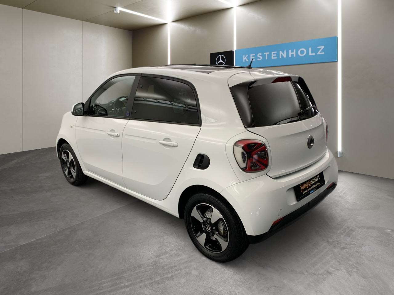 Getriebe: AutomatikgetriebeDetailangaben f&uuml;r XEV Fahrzeug: Batteriezustand: 92%Assistenzsysteme: Einparkhilfe hinten,  R&uuml;ckfahrkamera,  Tempomat,  Berganfahrhilfe,  BremsassistentLicht und Sicht: Abbiegelicht,  LED-Tagfahrlicht,  Regensensor,  Ambientebeleuchtung,  Nebelscheinwerfer,  LichtsensorAudio &amp; Kommunikation: Radio: Digitales Radio DAB  f&uuml;r die Standards DAB DAB+ und DMB, 258 Radio Premium m. Sounds. Bose USA,  Digitaler Radioempfang DAB,  USB Anschluss,  Handyvorbereitung Bluetooth,  Smartphone-App IntegrationKomfort: Klimaautomatik,  Panoramadach,  Fahrersitz h&ouml;henverstellbar,  Sitzheizung Fahrer/Beifahrer,  Armauflage Fahrer/Beifahrer,  Lenks&auml;ule verstellbar,  Zentralver. mit Fernbedienung,  Fensterheber elektrisch 2-fachInterieur: Sitze passion,  Multifunktions-Lederlenkrad,  Bordcomputer,  R&uuml;cksitze klapp- und teilbar: Fondsitzbank mit Fondsitzlehnen klappbar 50/50 geteilt,  LaderaumabdeckungExterieur: Leichtmetallfelgen 15 Zoll: Im 4-Speichen-Design,  Au&szlig;enspiegel elekt. und beheizt,  Reifenpannenset,  GeschwindigkeitsbegrenzerSicherheit: i-Size Kindersitzbefestigung,  Fahrer- /Beifahrerairbag,  Seitenairbag vorn,  Knieairbag Fahrer,  Traktionskontrolle,  Elektr. Stabilit&auml;tsprogramm ESP,  Reifendruckverlust-Warnung,  Wegfahrsperre,  Antiblockiersystem ABSWeitere Ausstattung: B53 Fu&szlig;g&auml;ngersound,  K36 Kombiinstrument mit farbigem 8,9 cm (3,5) Display in TFT-Technologie,  P53 Passion plus Paket Japan,  S38 Polsterung in Lerderoptik schwarz,  15U Smartphone-Integration Mirrorlink,  V77 Gep&auml;ckabdeckung (Rollo) u. Netz f&uuml;r Insassenschutz,  P45 blackmotion edition,  426 Getriebe AUTOTRONIC,  B51 Pannenset  mit Luftkompressor und Dichtmittel,  L (DIALOG-Code fuer interne Verwendung),  J43 Summer f&uuml;r Blinker,  B49 Zusatzluftbeh&auml;lter,  B48 Anh&auml;ngerbremse,  2-Leitung,  Kupplungsk&ouml;pfe unten,  E21 Dunkel get&ouml;ntes Glas (w&auml;rmed&auml;mmend) f&uuml;r hintere Seitenfenster und Hec,  C68 Klappschl&uuml;ssel mit Funkfernbedienung,  Zweitschl&uuml;ssel mit feststehende,  C65 Stossf&auml;nger,  524 Russland,  908 Bordlader 22kW,  P23 Music Plus PackageSonstige Ma&szlig;e und Gewichte: zul&auml;ssiges Gesamtgewicht: 1.560 kg,  Radstand: 1.867 mmIrrt&uuml;mer und &Auml;nderungen vorbehalten