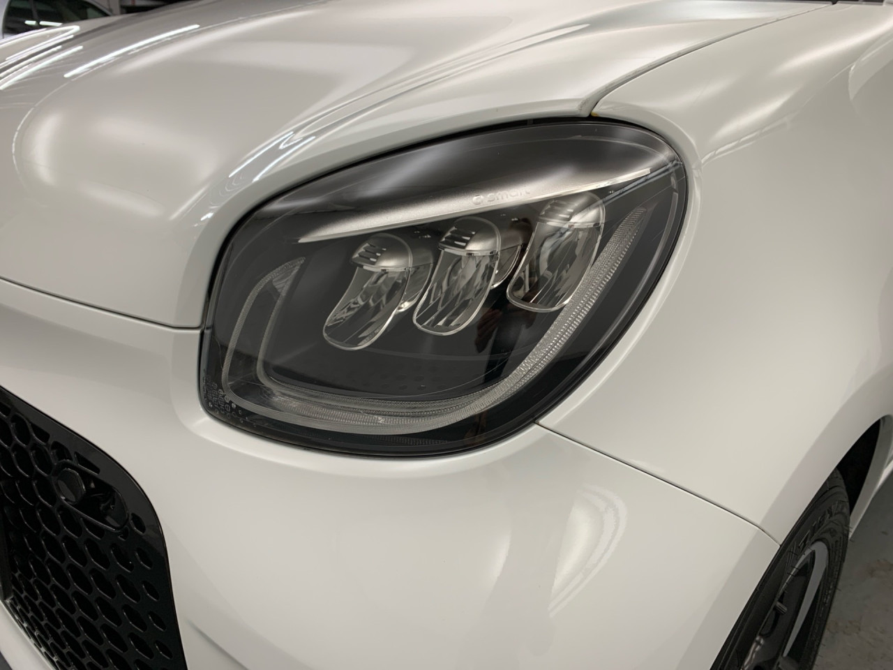 Getriebe: AutomatikgetriebeDetailangaben f&uuml;r XEV Fahrzeug: Batteriezustand: 92%Assistenzsysteme: Einparkhilfe hinten,  R&uuml;ckfahrkamera,  Tempomat,  Berganfahrhilfe,  BremsassistentLicht und Sicht: Abbiegelicht,  LED-Tagfahrlicht,  Regensensor,  Ambientebeleuchtung,  Nebelscheinwerfer,  LichtsensorAudio &amp; Kommunikation: Radio: Digitales Radio DAB  f&uuml;r die Standards DAB DAB+ und DMB, 258 Radio Premium m. Sounds. Bose USA,  Digitaler Radioempfang DAB,  USB Anschluss,  Handyvorbereitung Bluetooth,  Smartphone-App IntegrationKomfort: Klimaautomatik,  Panoramadach,  Fahrersitz h&ouml;henverstellbar,  Sitzheizung Fahrer/Beifahrer,  Armauflage Fahrer/Beifahrer,  Lenks&auml;ule verstellbar,  Zentralver. mit Fernbedienung,  Fensterheber elektrisch 2-fachInterieur: Sitze passion,  Multifunktions-Lederlenkrad,  Bordcomputer,  R&uuml;cksitze klapp- und teilbar: Fondsitzbank mit Fondsitzlehnen klappbar 50/50 geteilt,  LaderaumabdeckungExterieur: Leichtmetallfelgen 15 Zoll: Im 4-Speichen-Design,  Au&szlig;enspiegel elekt. und beheizt,  Reifenpannenset,  GeschwindigkeitsbegrenzerSicherheit: i-Size Kindersitzbefestigung,  Fahrer- /Beifahrerairbag,  Seitenairbag vorn,  Knieairbag Fahrer,  Traktionskontrolle,  Elektr. Stabilit&auml;tsprogramm ESP,  Reifendruckverlust-Warnung,  Wegfahrsperre,  Antiblockiersystem ABSWeitere Ausstattung: B53 Fu&szlig;g&auml;ngersound,  K36 Kombiinstrument mit farbigem 8,9 cm (3,5) Display in TFT-Technologie,  P53 Passion plus Paket Japan,  S38 Polsterung in Lerderoptik schwarz,  15U Smartphone-Integration Mirrorlink,  V77 Gep&auml;ckabdeckung (Rollo) u. Netz f&uuml;r Insassenschutz,  P45 blackmotion edition,  426 Getriebe AUTOTRONIC,  B51 Pannenset  mit Luftkompressor und Dichtmittel,  L (DIALOG-Code fuer interne Verwendung),  J43 Summer f&uuml;r Blinker,  B49 Zusatzluftbeh&auml;lter,  B48 Anh&auml;ngerbremse,  2-Leitung,  Kupplungsk&ouml;pfe unten,  E21 Dunkel get&ouml;ntes Glas (w&auml;rmed&auml;mmend) f&uuml;r hintere Seitenfenster und Hec,  C68 Klappschl&uuml;ssel mit Funkfernbedienung,  Zweitschl&uuml;ssel mit feststehende,  C65 Stossf&auml;nger,  524 Russland,  908 Bordlader 22kW,  P23 Music Plus PackageSonstige Ma&szlig;e und Gewichte: zul&auml;ssiges Gesamtgewicht: 1.560 kg,  Radstand: 1.867 mmIrrt&uuml;mer und &Auml;nderungen vorbehalten