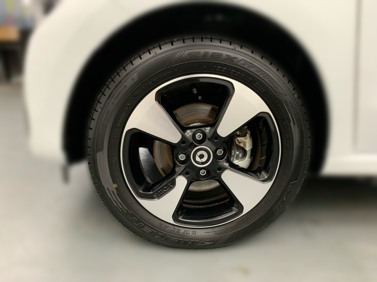Getriebe: AutomatikgetriebeDetailangaben f&uuml;r XEV Fahrzeug: Batteriezustand: 92%Assistenzsysteme: Einparkhilfe hinten,  R&uuml;ckfahrkamera,  Tempomat,  Berganfahrhilfe,  BremsassistentLicht und Sicht: Abbiegelicht,  LED-Tagfahrlicht,  Regensensor,  Ambientebeleuchtung,  Nebelscheinwerfer,  LichtsensorAudio &amp; Kommunikation: Radio: Digitales Radio DAB  f&uuml;r die Standards DAB DAB+ und DMB, 258 Radio Premium m. Sounds. Bose USA,  Digitaler Radioempfang DAB,  USB Anschluss,  Handyvorbereitung Bluetooth,  Smartphone-App IntegrationKomfort: Klimaautomatik,  Panoramadach,  Fahrersitz h&ouml;henverstellbar,  Sitzheizung Fahrer/Beifahrer,  Armauflage Fahrer/Beifahrer,  Lenks&auml;ule verstellbar,  Zentralver. mit Fernbedienung,  Fensterheber elektrisch 2-fachInterieur: Sitze passion,  Multifunktions-Lederlenkrad,  Bordcomputer,  R&uuml;cksitze klapp- und teilbar: Fondsitzbank mit Fondsitzlehnen klappbar 50/50 geteilt,  LaderaumabdeckungExterieur: Leichtmetallfelgen 15 Zoll: Im 4-Speichen-Design,  Au&szlig;enspiegel elekt. und beheizt,  Reifenpannenset,  GeschwindigkeitsbegrenzerSicherheit: i-Size Kindersitzbefestigung,  Fahrer- /Beifahrerairbag,  Seitenairbag vorn,  Knieairbag Fahrer,  Traktionskontrolle,  Elektr. Stabilit&auml;tsprogramm ESP,  Reifendruckverlust-Warnung,  Wegfahrsperre,  Antiblockiersystem ABSWeitere Ausstattung: B53 Fu&szlig;g&auml;ngersound,  K36 Kombiinstrument mit farbigem 8,9 cm (3,5) Display in TFT-Technologie,  P53 Passion plus Paket Japan,  S38 Polsterung in Lerderoptik schwarz,  15U Smartphone-Integration Mirrorlink,  V77 Gep&auml;ckabdeckung (Rollo) u. Netz f&uuml;r Insassenschutz,  P45 blackmotion edition,  426 Getriebe AUTOTRONIC,  B51 Pannenset  mit Luftkompressor und Dichtmittel,  L (DIALOG-Code fuer interne Verwendung),  J43 Summer f&uuml;r Blinker,  B49 Zusatzluftbeh&auml;lter,  B48 Anh&auml;ngerbremse,  2-Leitung,  Kupplungsk&ouml;pfe unten,  E21 Dunkel get&ouml;ntes Glas (w&auml;rmed&auml;mmend) f&uuml;r hintere Seitenfenster und Hec,  C68 Klappschl&uuml;ssel mit Funkfernbedienung,  Zweitschl&uuml;ssel mit feststehende,  C65 Stossf&auml;nger,  524 Russland,  908 Bordlader 22kW,  P23 Music Plus PackageSonstige Ma&szlig;e und Gewichte: zul&auml;ssiges Gesamtgewicht: 1.560 kg,  Radstand: 1.867 mmIrrt&uuml;mer und &Auml;nderungen vorbehalten