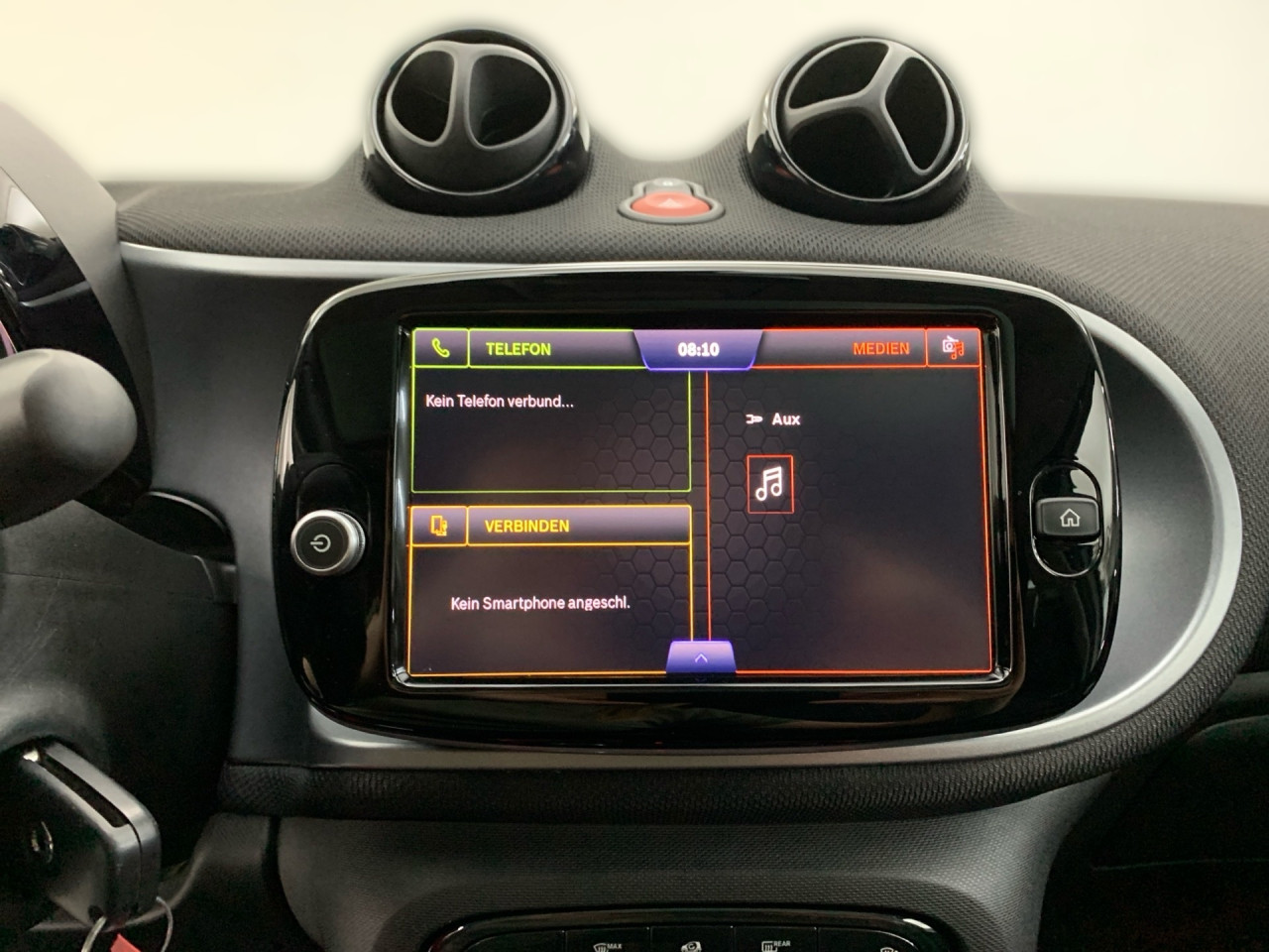 Getriebe: AutomatikgetriebeDetailangaben f&uuml;r XEV Fahrzeug: Batteriezustand: 92%Assistenzsysteme: Einparkhilfe hinten,  R&uuml;ckfahrkamera,  Tempomat,  Berganfahrhilfe,  BremsassistentLicht und Sicht: Abbiegelicht,  LED-Tagfahrlicht,  Regensensor,  Ambientebeleuchtung,  Nebelscheinwerfer,  LichtsensorAudio &amp; Kommunikation: Radio: Digitales Radio DAB  f&uuml;r die Standards DAB DAB+ und DMB, 258 Radio Premium m. Sounds. Bose USA,  Digitaler Radioempfang DAB,  USB Anschluss,  Handyvorbereitung Bluetooth,  Smartphone-App IntegrationKomfort: Klimaautomatik,  Panoramadach,  Fahrersitz h&ouml;henverstellbar,  Sitzheizung Fahrer/Beifahrer,  Armauflage Fahrer/Beifahrer,  Lenks&auml;ule verstellbar,  Zentralver. mit Fernbedienung,  Fensterheber elektrisch 2-fachInterieur: Sitze passion,  Multifunktions-Lederlenkrad,  Bordcomputer,  R&uuml;cksitze klapp- und teilbar: Fondsitzbank mit Fondsitzlehnen klappbar 50/50 geteilt,  LaderaumabdeckungExterieur: Leichtmetallfelgen 15 Zoll: Im 4-Speichen-Design,  Au&szlig;enspiegel elekt. und beheizt,  Reifenpannenset,  GeschwindigkeitsbegrenzerSicherheit: i-Size Kindersitzbefestigung,  Fahrer- /Beifahrerairbag,  Seitenairbag vorn,  Knieairbag Fahrer,  Traktionskontrolle,  Elektr. Stabilit&auml;tsprogramm ESP,  Reifendruckverlust-Warnung,  Wegfahrsperre,  Antiblockiersystem ABSWeitere Ausstattung: B53 Fu&szlig;g&auml;ngersound,  K36 Kombiinstrument mit farbigem 8,9 cm (3,5) Display in TFT-Technologie,  P53 Passion plus Paket Japan,  S38 Polsterung in Lerderoptik schwarz,  15U Smartphone-Integration Mirrorlink,  V77 Gep&auml;ckabdeckung (Rollo) u. Netz f&uuml;r Insassenschutz,  P45 blackmotion edition,  426 Getriebe AUTOTRONIC,  B51 Pannenset  mit Luftkompressor und Dichtmittel,  L (DIALOG-Code fuer interne Verwendung),  J43 Summer f&uuml;r Blinker,  B49 Zusatzluftbeh&auml;lter,  B48 Anh&auml;ngerbremse,  2-Leitung,  Kupplungsk&ouml;pfe unten,  E21 Dunkel get&ouml;ntes Glas (w&auml;rmed&auml;mmend) f&uuml;r hintere Seitenfenster und Hec,  C68 Klappschl&uuml;ssel mit Funkfernbedienung,  Zweitschl&uuml;ssel mit feststehende,  C65 Stossf&auml;nger,  524 Russland,  908 Bordlader 22kW,  P23 Music Plus PackageSonstige Ma&szlig;e und Gewichte: zul&auml;ssiges Gesamtgewicht: 1.560 kg,  Radstand: 1.867 mmIrrt&uuml;mer und &Auml;nderungen vorbehalten