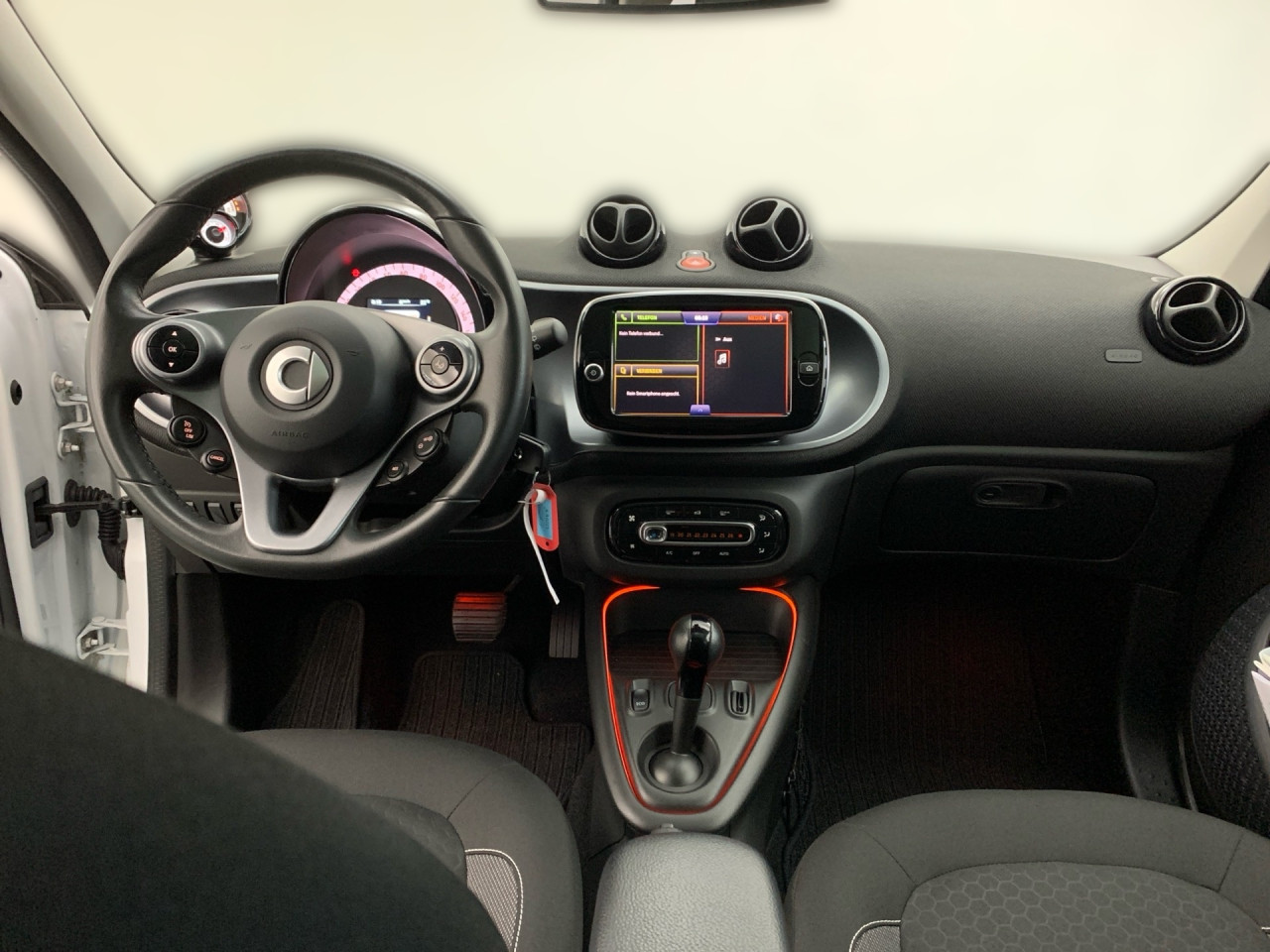 Getriebe: AutomatikgetriebeDetailangaben f&uuml;r XEV Fahrzeug: Batteriezustand: 92%Assistenzsysteme: Einparkhilfe hinten,  R&uuml;ckfahrkamera,  Tempomat,  Berganfahrhilfe,  BremsassistentLicht und Sicht: Abbiegelicht,  LED-Tagfahrlicht,  Regensensor,  Ambientebeleuchtung,  Nebelscheinwerfer,  LichtsensorAudio &amp; Kommunikation: Radio: Digitales Radio DAB  f&uuml;r die Standards DAB DAB+ und DMB, 258 Radio Premium m. Sounds. Bose USA,  Digitaler Radioempfang DAB,  USB Anschluss,  Handyvorbereitung Bluetooth,  Smartphone-App IntegrationKomfort: Klimaautomatik,  Panoramadach,  Fahrersitz h&ouml;henverstellbar,  Sitzheizung Fahrer/Beifahrer,  Armauflage Fahrer/Beifahrer,  Lenks&auml;ule verstellbar,  Zentralver. mit Fernbedienung,  Fensterheber elektrisch 2-fachInterieur: Sitze passion,  Multifunktions-Lederlenkrad,  Bordcomputer,  R&uuml;cksitze klapp- und teilbar: Fondsitzbank mit Fondsitzlehnen klappbar 50/50 geteilt,  LaderaumabdeckungExterieur: Leichtmetallfelgen 15 Zoll: Im 4-Speichen-Design,  Au&szlig;enspiegel elekt. und beheizt,  Reifenpannenset,  GeschwindigkeitsbegrenzerSicherheit: i-Size Kindersitzbefestigung,  Fahrer- /Beifahrerairbag,  Seitenairbag vorn,  Knieairbag Fahrer,  Traktionskontrolle,  Elektr. Stabilit&auml;tsprogramm ESP,  Reifendruckverlust-Warnung,  Wegfahrsperre,  Antiblockiersystem ABSWeitere Ausstattung: B53 Fu&szlig;g&auml;ngersound,  K36 Kombiinstrument mit farbigem 8,9 cm (3,5) Display in TFT-Technologie,  P53 Passion plus Paket Japan,  S38 Polsterung in Lerderoptik schwarz,  15U Smartphone-Integration Mirrorlink,  V77 Gep&auml;ckabdeckung (Rollo) u. Netz f&uuml;r Insassenschutz,  P45 blackmotion edition,  426 Getriebe AUTOTRONIC,  B51 Pannenset  mit Luftkompressor und Dichtmittel,  L (DIALOG-Code fuer interne Verwendung),  J43 Summer f&uuml;r Blinker,  B49 Zusatzluftbeh&auml;lter,  B48 Anh&auml;ngerbremse,  2-Leitung,  Kupplungsk&ouml;pfe unten,  E21 Dunkel get&ouml;ntes Glas (w&auml;rmed&auml;mmend) f&uuml;r hintere Seitenfenster und Hec,  C68 Klappschl&uuml;ssel mit Funkfernbedienung,  Zweitschl&uuml;ssel mit feststehende,  C65 Stossf&auml;nger,  524 Russland,  908 Bordlader 22kW,  P23 Music Plus PackageSonstige Ma&szlig;e und Gewichte: zul&auml;ssiges Gesamtgewicht: 1.560 kg,  Radstand: 1.867 mmIrrt&uuml;mer und &Auml;nderungen vorbehalten