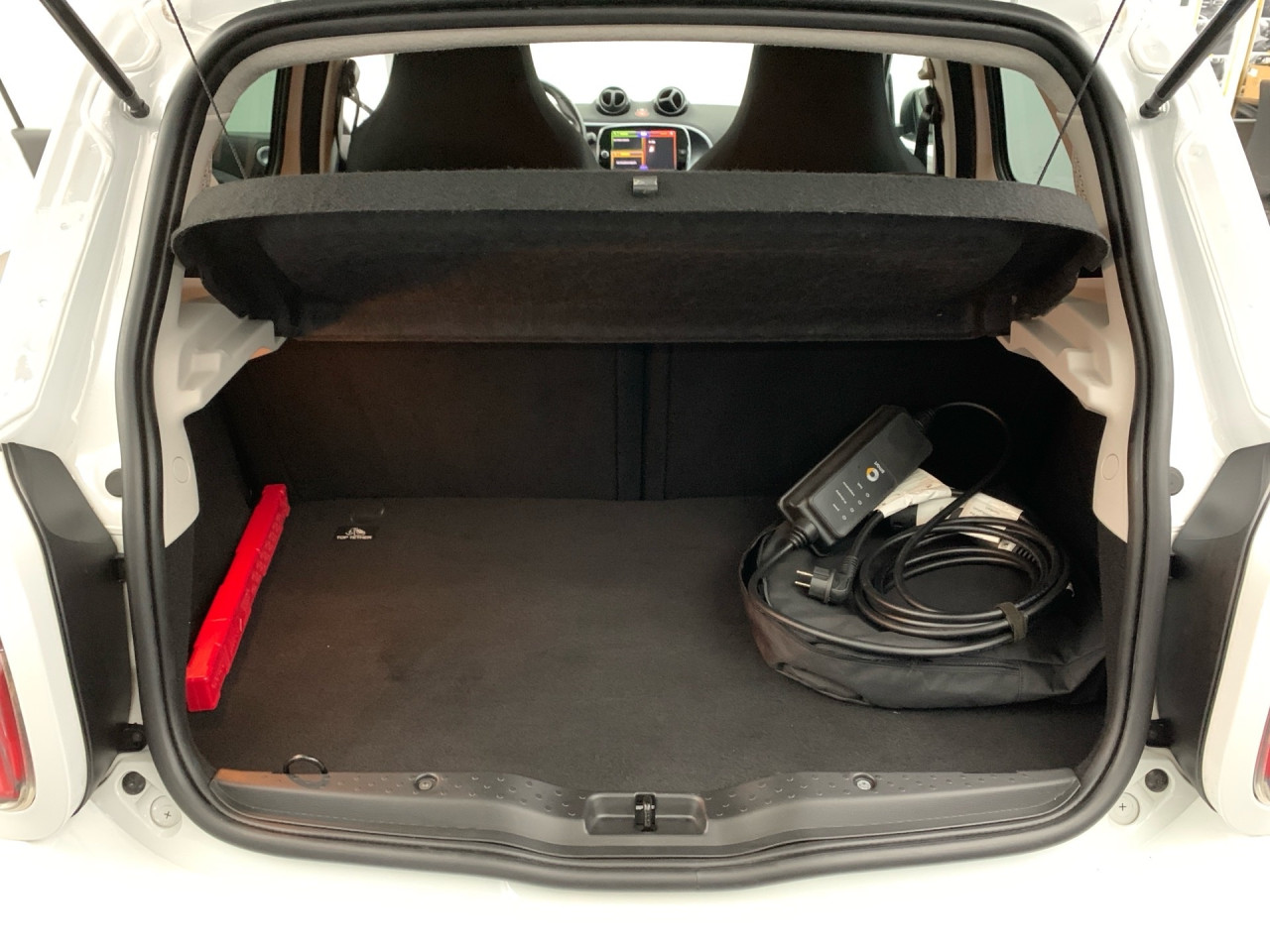 Getriebe: AutomatikgetriebeDetailangaben f&uuml;r XEV Fahrzeug: Batteriezustand: 92%Assistenzsysteme: Einparkhilfe hinten,  R&uuml;ckfahrkamera,  Tempomat,  Berganfahrhilfe,  BremsassistentLicht und Sicht: Abbiegelicht,  LED-Tagfahrlicht,  Regensensor,  Ambientebeleuchtung,  Nebelscheinwerfer,  LichtsensorAudio &amp; Kommunikation: Radio: Digitales Radio DAB  f&uuml;r die Standards DAB DAB+ und DMB, 258 Radio Premium m. Sounds. Bose USA,  Digitaler Radioempfang DAB,  USB Anschluss,  Handyvorbereitung Bluetooth,  Smartphone-App IntegrationKomfort: Klimaautomatik,  Panoramadach,  Fahrersitz h&ouml;henverstellbar,  Sitzheizung Fahrer/Beifahrer,  Armauflage Fahrer/Beifahrer,  Lenks&auml;ule verstellbar,  Zentralver. mit Fernbedienung,  Fensterheber elektrisch 2-fachInterieur: Sitze passion,  Multifunktions-Lederlenkrad,  Bordcomputer,  R&uuml;cksitze klapp- und teilbar: Fondsitzbank mit Fondsitzlehnen klappbar 50/50 geteilt,  LaderaumabdeckungExterieur: Leichtmetallfelgen 15 Zoll: Im 4-Speichen-Design,  Au&szlig;enspiegel elekt. und beheizt,  Reifenpannenset,  GeschwindigkeitsbegrenzerSicherheit: i-Size Kindersitzbefestigung,  Fahrer- /Beifahrerairbag,  Seitenairbag vorn,  Knieairbag Fahrer,  Traktionskontrolle,  Elektr. Stabilit&auml;tsprogramm ESP,  Reifendruckverlust-Warnung,  Wegfahrsperre,  Antiblockiersystem ABSWeitere Ausstattung: B53 Fu&szlig;g&auml;ngersound,  K36 Kombiinstrument mit farbigem 8,9 cm (3,5) Display in TFT-Technologie,  P53 Passion plus Paket Japan,  S38 Polsterung in Lerderoptik schwarz,  15U Smartphone-Integration Mirrorlink,  V77 Gep&auml;ckabdeckung (Rollo) u. Netz f&uuml;r Insassenschutz,  P45 blackmotion edition,  426 Getriebe AUTOTRONIC,  B51 Pannenset  mit Luftkompressor und Dichtmittel,  L (DIALOG-Code fuer interne Verwendung),  J43 Summer f&uuml;r Blinker,  B49 Zusatzluftbeh&auml;lter,  B48 Anh&auml;ngerbremse,  2-Leitung,  Kupplungsk&ouml;pfe unten,  E21 Dunkel get&ouml;ntes Glas (w&auml;rmed&auml;mmend) f&uuml;r hintere Seitenfenster und Hec,  C68 Klappschl&uuml;ssel mit Funkfernbedienung,  Zweitschl&uuml;ssel mit feststehende,  C65 Stossf&auml;nger,  524 Russland,  908 Bordlader 22kW,  P23 Music Plus PackageSonstige Ma&szlig;e und Gewichte: zul&auml;ssiges Gesamtgewicht: 1.560 kg,  Radstand: 1.867 mmIrrt&uuml;mer und &Auml;nderungen vorbehalten