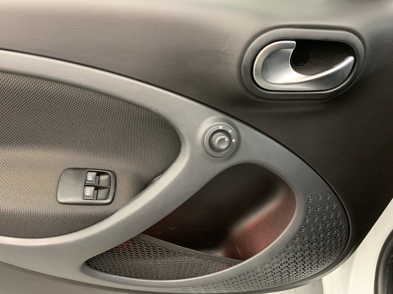 Getriebe: AutomatikgetriebeDetailangaben f&uuml;r XEV Fahrzeug: Batteriezustand: 92%Assistenzsysteme: Einparkhilfe hinten,  R&uuml;ckfahrkamera,  Tempomat,  Berganfahrhilfe,  BremsassistentLicht und Sicht: Abbiegelicht,  LED-Tagfahrlicht,  Regensensor,  Ambientebeleuchtung,  Nebelscheinwerfer,  LichtsensorAudio &amp; Kommunikation: Radio: Digitales Radio DAB  f&uuml;r die Standards DAB DAB+ und DMB, 258 Radio Premium m. Sounds. Bose USA,  Digitaler Radioempfang DAB,  USB Anschluss,  Handyvorbereitung Bluetooth,  Smartphone-App IntegrationKomfort: Klimaautomatik,  Panoramadach,  Fahrersitz h&ouml;henverstellbar,  Sitzheizung Fahrer/Beifahrer,  Armauflage Fahrer/Beifahrer,  Lenks&auml;ule verstellbar,  Zentralver. mit Fernbedienung,  Fensterheber elektrisch 2-fachInterieur: Sitze passion,  Multifunktions-Lederlenkrad,  Bordcomputer,  R&uuml;cksitze klapp- und teilbar: Fondsitzbank mit Fondsitzlehnen klappbar 50/50 geteilt,  LaderaumabdeckungExterieur: Leichtmetallfelgen 15 Zoll: Im 4-Speichen-Design,  Au&szlig;enspiegel elekt. und beheizt,  Reifenpannenset,  GeschwindigkeitsbegrenzerSicherheit: i-Size Kindersitzbefestigung,  Fahrer- /Beifahrerairbag,  Seitenairbag vorn,  Knieairbag Fahrer,  Traktionskontrolle,  Elektr. Stabilit&auml;tsprogramm ESP,  Reifendruckverlust-Warnung,  Wegfahrsperre,  Antiblockiersystem ABSWeitere Ausstattung: B53 Fu&szlig;g&auml;ngersound,  K36 Kombiinstrument mit farbigem 8,9 cm (3,5) Display in TFT-Technologie,  P53 Passion plus Paket Japan,  S38 Polsterung in Lerderoptik schwarz,  15U Smartphone-Integration Mirrorlink,  V77 Gep&auml;ckabdeckung (Rollo) u. Netz f&uuml;r Insassenschutz,  P45 blackmotion edition,  426 Getriebe AUTOTRONIC,  B51 Pannenset  mit Luftkompressor und Dichtmittel,  L (DIALOG-Code fuer interne Verwendung),  J43 Summer f&uuml;r Blinker,  B49 Zusatzluftbeh&auml;lter,  B48 Anh&auml;ngerbremse,  2-Leitung,  Kupplungsk&ouml;pfe unten,  E21 Dunkel get&ouml;ntes Glas (w&auml;rmed&auml;mmend) f&uuml;r hintere Seitenfenster und Hec,  C68 Klappschl&uuml;ssel mit Funkfernbedienung,  Zweitschl&uuml;ssel mit feststehende,  C65 Stossf&auml;nger,  524 Russland,  908 Bordlader 22kW,  P23 Music Plus PackageSonstige Ma&szlig;e und Gewichte: zul&auml;ssiges Gesamtgewicht: 1.560 kg,  Radstand: 1.867 mmIrrt&uuml;mer und &Auml;nderungen vorbehalten