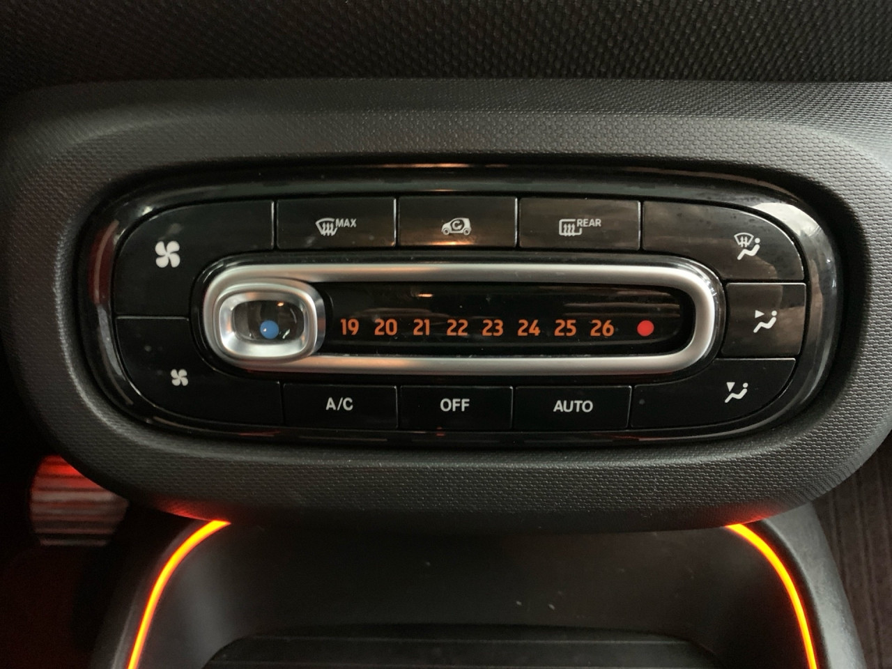 Getriebe: AutomatikgetriebeDetailangaben f&uuml;r XEV Fahrzeug: Batteriezustand: 92%Assistenzsysteme: Einparkhilfe hinten,  R&uuml;ckfahrkamera,  Tempomat,  Berganfahrhilfe,  BremsassistentLicht und Sicht: Abbiegelicht,  LED-Tagfahrlicht,  Regensensor,  Ambientebeleuchtung,  Nebelscheinwerfer,  LichtsensorAudio &amp; Kommunikation: Radio: Digitales Radio DAB  f&uuml;r die Standards DAB DAB+ und DMB, 258 Radio Premium m. Sounds. Bose USA,  Digitaler Radioempfang DAB,  USB Anschluss,  Handyvorbereitung Bluetooth,  Smartphone-App IntegrationKomfort: Klimaautomatik,  Panoramadach,  Fahrersitz h&ouml;henverstellbar,  Sitzheizung Fahrer/Beifahrer,  Armauflage Fahrer/Beifahrer,  Lenks&auml;ule verstellbar,  Zentralver. mit Fernbedienung,  Fensterheber elektrisch 2-fachInterieur: Sitze passion,  Multifunktions-Lederlenkrad,  Bordcomputer,  R&uuml;cksitze klapp- und teilbar: Fondsitzbank mit Fondsitzlehnen klappbar 50/50 geteilt,  LaderaumabdeckungExterieur: Leichtmetallfelgen 15 Zoll: Im 4-Speichen-Design,  Au&szlig;enspiegel elekt. und beheizt,  Reifenpannenset,  GeschwindigkeitsbegrenzerSicherheit: i-Size Kindersitzbefestigung,  Fahrer- /Beifahrerairbag,  Seitenairbag vorn,  Knieairbag Fahrer,  Traktionskontrolle,  Elektr. Stabilit&auml;tsprogramm ESP,  Reifendruckverlust-Warnung,  Wegfahrsperre,  Antiblockiersystem ABSWeitere Ausstattung: B53 Fu&szlig;g&auml;ngersound,  K36 Kombiinstrument mit farbigem 8,9 cm (3,5) Display in TFT-Technologie,  P53 Passion plus Paket Japan,  S38 Polsterung in Lerderoptik schwarz,  15U Smartphone-Integration Mirrorlink,  V77 Gep&auml;ckabdeckung (Rollo) u. Netz f&uuml;r Insassenschutz,  P45 blackmotion edition,  426 Getriebe AUTOTRONIC,  B51 Pannenset  mit Luftkompressor und Dichtmittel,  L (DIALOG-Code fuer interne Verwendung),  J43 Summer f&uuml;r Blinker,  B49 Zusatzluftbeh&auml;lter,  B48 Anh&auml;ngerbremse,  2-Leitung,  Kupplungsk&ouml;pfe unten,  E21 Dunkel get&ouml;ntes Glas (w&auml;rmed&auml;mmend) f&uuml;r hintere Seitenfenster und Hec,  C68 Klappschl&uuml;ssel mit Funkfernbedienung,  Zweitschl&uuml;ssel mit feststehende,  C65 Stossf&auml;nger,  524 Russland,  908 Bordlader 22kW,  P23 Music Plus PackageSonstige Ma&szlig;e und Gewichte: zul&auml;ssiges Gesamtgewicht: 1.560 kg,  Radstand: 1.867 mmIrrt&uuml;mer und &Auml;nderungen vorbehalten