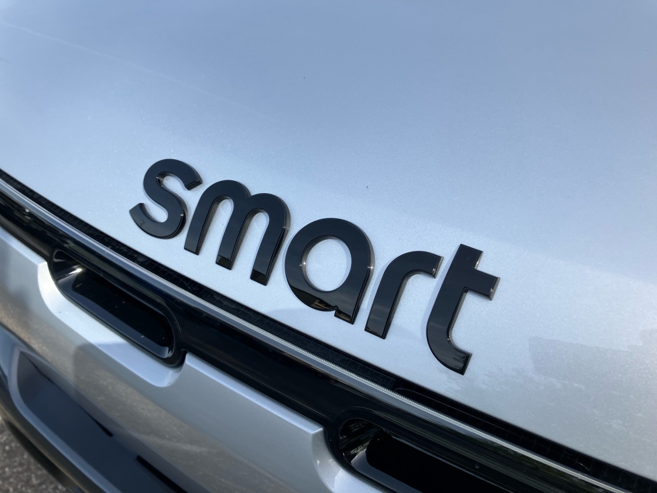 Getriebe: Automatikgetriebe, 1 GangAusstattungslinie: Ausstattungslinie Exterieur: Brabus,  Ausstattungslinie Interieur: BrabusAusstattungspakete: SportpaketAssistenzsysteme: Head-up-Display HUD,  Fernlichtassistent,  Einparkhilfe,  R&uuml;ckfahrkamera: 360&deg; Rundumsichtkamera,  Fahrlichtautomatik,  Tempomat,  Berganfahrhilfe,  Spurhalteassistent,  Kollisionswarnung,  VerkehrszeichenerkennungLicht und Sicht: LED-Scheinwerfer,  Abbiegelicht,  Tagfahrlicht,  Regensensor,  Ambientebeleuchtung mehrfarbig,  LichtsensorAudio &amp; Kommunikation: Navigationssystem,  Radio,  Multi-Funktions-Display,  Digitaler Radioempfang DAB,  Soundsystem,  Kabelloses Laden f&uuml;r HandysKomfort: Digitales Kombiinstrument,  Klimaautomatik, 2 Zonen,  Panoramadach,  Fahrer-/Beifahrersitz elektrisch,  Memoryfunktion Fahrersitz,  Sitzheizung Fahrer/Beifahrer,  Easy-Entry Einstiegshilfe,  Servolenkung,  Keyless-Entry,  Zentralverriegelung,  Fensterheber elektrisch,  Automatisch &ouml;ffnende Heckklappe,  SitzklimatisierungInterieur: Sitze Teilleder Dinamica-Mikrofaser,  Innenfarbe schwarz,  Sportlenkrad,  BordcomputerExterieur: Touchscreen Bedienung,  Leichtmetallfelgen 21 Zoll,  Au&szlig;enspiegel elekt.,  NotrufsystemSicherheit: Fahrer- /Beifahrerairbag,  Elektr. Stabilit&auml;tsprogramm ESP,  Reifendruckkontrolle,  Au&szlig;entemperatur Anzeige,  Antiblockiersystem ABS,  Bremsverschlei&szlig;anzeige,  NotbremsassistentVerf&uuml;gbarkeit in Abstimmung mit VerkaufsberaterIrrt&uuml;mer und &Auml;nderungen vorbehalten