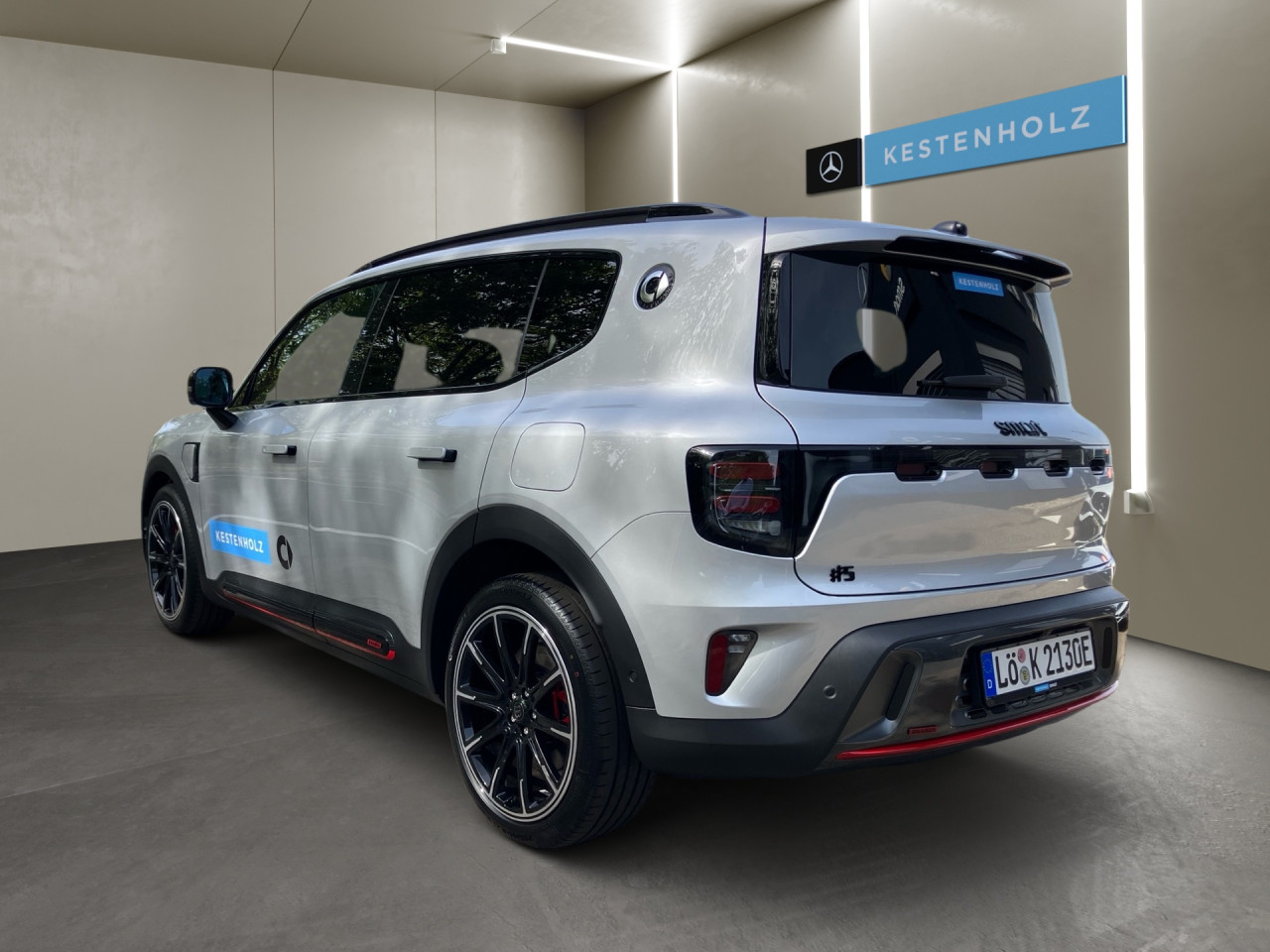 Getriebe: Automatikgetriebe, 1 GangAusstattungslinie: Ausstattungslinie Exterieur: Brabus,  Ausstattungslinie Interieur: BrabusAusstattungspakete: SportpaketAssistenzsysteme: Head-up-Display HUD,  Fernlichtassistent,  Einparkhilfe,  R&uuml;ckfahrkamera: 360&deg; Rundumsichtkamera,  Fahrlichtautomatik,  Tempomat,  Berganfahrhilfe,  Spurhalteassistent,  Kollisionswarnung,  VerkehrszeichenerkennungLicht und Sicht: LED-Scheinwerfer,  Abbiegelicht,  Tagfahrlicht,  Regensensor,  Ambientebeleuchtung mehrfarbig,  LichtsensorAudio &amp; Kommunikation: Navigationssystem,  Radio,  Multi-Funktions-Display,  Digitaler Radioempfang DAB,  Soundsystem,  Kabelloses Laden f&uuml;r HandysKomfort: Digitales Kombiinstrument,  Klimaautomatik, 2 Zonen,  Panoramadach,  Fahrer-/Beifahrersitz elektrisch,  Memoryfunktion Fahrersitz,  Sitzheizung Fahrer/Beifahrer,  Easy-Entry Einstiegshilfe,  Servolenkung,  Keyless-Entry,  Zentralverriegelung,  Fensterheber elektrisch,  Automatisch &ouml;ffnende Heckklappe,  SitzklimatisierungInterieur: Sitze Teilleder Dinamica-Mikrofaser,  Innenfarbe schwarz,  Sportlenkrad,  BordcomputerExterieur: Touchscreen Bedienung,  Leichtmetallfelgen 21 Zoll,  Au&szlig;enspiegel elekt.,  NotrufsystemSicherheit: Fahrer- /Beifahrerairbag,  Elektr. Stabilit&auml;tsprogramm ESP,  Reifendruckkontrolle,  Au&szlig;entemperatur Anzeige,  Antiblockiersystem ABS,  Bremsverschlei&szlig;anzeige,  NotbremsassistentVerf&uuml;gbarkeit in Abstimmung mit VerkaufsberaterIrrt&uuml;mer und &Auml;nderungen vorbehalten