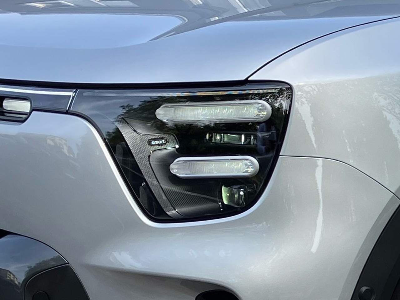 Getriebe: Automatikgetriebe, 1 GangAusstattungslinie: Ausstattungslinie Exterieur: Brabus,  Ausstattungslinie Interieur: BrabusAusstattungspakete: SportpaketAssistenzsysteme: Head-up-Display HUD,  Fernlichtassistent,  Einparkhilfe,  R&uuml;ckfahrkamera: 360&deg; Rundumsichtkamera,  Fahrlichtautomatik,  Tempomat,  Berganfahrhilfe,  Spurhalteassistent,  Kollisionswarnung,  VerkehrszeichenerkennungLicht und Sicht: LED-Scheinwerfer,  Abbiegelicht,  Tagfahrlicht,  Regensensor,  Ambientebeleuchtung mehrfarbig,  LichtsensorAudio &amp; Kommunikation: Navigationssystem,  Radio,  Multi-Funktions-Display,  Digitaler Radioempfang DAB,  Soundsystem,  Kabelloses Laden f&uuml;r HandysKomfort: Digitales Kombiinstrument,  Klimaautomatik, 2 Zonen,  Panoramadach,  Fahrer-/Beifahrersitz elektrisch,  Memoryfunktion Fahrersitz,  Sitzheizung Fahrer/Beifahrer,  Easy-Entry Einstiegshilfe,  Servolenkung,  Keyless-Entry,  Zentralverriegelung,  Fensterheber elektrisch,  Automatisch &ouml;ffnende Heckklappe,  SitzklimatisierungInterieur: Sitze Teilleder Dinamica-Mikrofaser,  Innenfarbe schwarz,  Sportlenkrad,  BordcomputerExterieur: Touchscreen Bedienung,  Leichtmetallfelgen 21 Zoll,  Au&szlig;enspiegel elekt.,  NotrufsystemSicherheit: Fahrer- /Beifahrerairbag,  Elektr. Stabilit&auml;tsprogramm ESP,  Reifendruckkontrolle,  Au&szlig;entemperatur Anzeige,  Antiblockiersystem ABS,  Bremsverschlei&szlig;anzeige,  NotbremsassistentVerf&uuml;gbarkeit in Abstimmung mit VerkaufsberaterIrrt&uuml;mer und &Auml;nderungen vorbehalten