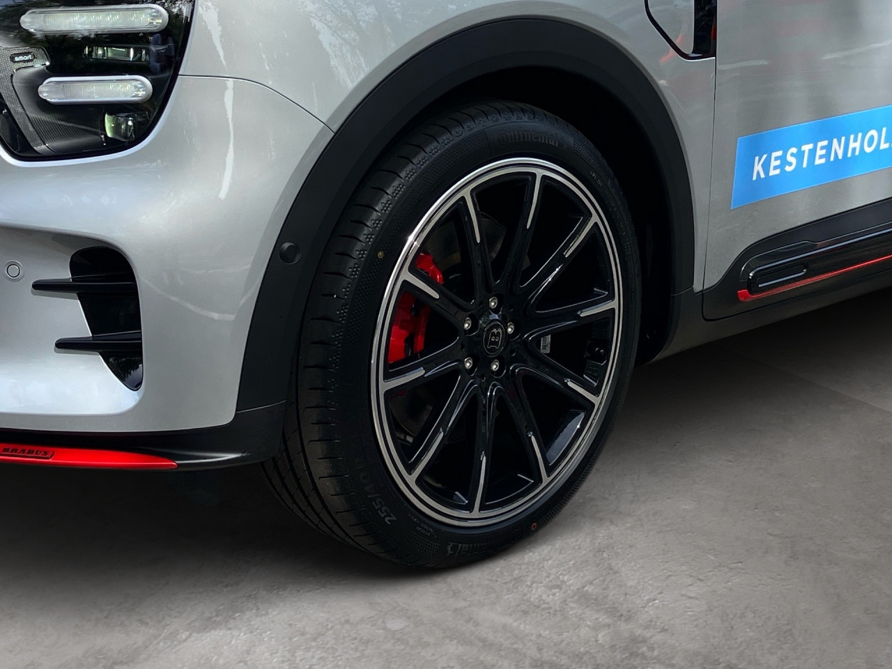 Getriebe: Automatikgetriebe, 1 GangAusstattungslinie: Ausstattungslinie Exterieur: Brabus,  Ausstattungslinie Interieur: BrabusAusstattungspakete: SportpaketAssistenzsysteme: Head-up-Display HUD,  Fernlichtassistent,  Einparkhilfe,  R&uuml;ckfahrkamera: 360&deg; Rundumsichtkamera,  Fahrlichtautomatik,  Tempomat,  Berganfahrhilfe,  Spurhalteassistent,  Kollisionswarnung,  VerkehrszeichenerkennungLicht und Sicht: LED-Scheinwerfer,  Abbiegelicht,  Tagfahrlicht,  Regensensor,  Ambientebeleuchtung mehrfarbig,  LichtsensorAudio &amp; Kommunikation: Navigationssystem,  Radio,  Multi-Funktions-Display,  Digitaler Radioempfang DAB,  Soundsystem,  Kabelloses Laden f&uuml;r HandysKomfort: Digitales Kombiinstrument,  Klimaautomatik, 2 Zonen,  Panoramadach,  Fahrer-/Beifahrersitz elektrisch,  Memoryfunktion Fahrersitz,  Sitzheizung Fahrer/Beifahrer,  Easy-Entry Einstiegshilfe,  Servolenkung,  Keyless-Entry,  Zentralverriegelung,  Fensterheber elektrisch,  Automatisch &ouml;ffnende Heckklappe,  SitzklimatisierungInterieur: Sitze Teilleder Dinamica-Mikrofaser,  Innenfarbe schwarz,  Sportlenkrad,  BordcomputerExterieur: Touchscreen Bedienung,  Leichtmetallfelgen 21 Zoll,  Au&szlig;enspiegel elekt.,  NotrufsystemSicherheit: Fahrer- /Beifahrerairbag,  Elektr. Stabilit&auml;tsprogramm ESP,  Reifendruckkontrolle,  Au&szlig;entemperatur Anzeige,  Antiblockiersystem ABS,  Bremsverschlei&szlig;anzeige,  NotbremsassistentVerf&uuml;gbarkeit in Abstimmung mit VerkaufsberaterIrrt&uuml;mer und &Auml;nderungen vorbehalten