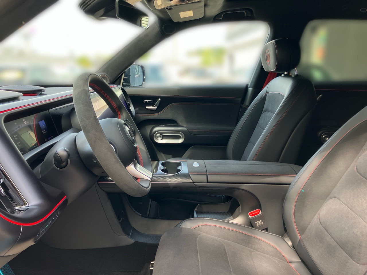 Getriebe: Automatikgetriebe, 1 GangAusstattungslinie: Ausstattungslinie Exterieur: Brabus,  Ausstattungslinie Interieur: BrabusAusstattungspakete: SportpaketAssistenzsysteme: Head-up-Display HUD,  Fernlichtassistent,  Einparkhilfe,  R&uuml;ckfahrkamera: 360&deg; Rundumsichtkamera,  Fahrlichtautomatik,  Tempomat,  Berganfahrhilfe,  Spurhalteassistent,  Kollisionswarnung,  VerkehrszeichenerkennungLicht und Sicht: LED-Scheinwerfer,  Abbiegelicht,  Tagfahrlicht,  Regensensor,  Ambientebeleuchtung mehrfarbig,  LichtsensorAudio &amp; Kommunikation: Navigationssystem,  Radio,  Multi-Funktions-Display,  Digitaler Radioempfang DAB,  Soundsystem,  Kabelloses Laden f&uuml;r HandysKomfort: Digitales Kombiinstrument,  Klimaautomatik, 2 Zonen,  Panoramadach,  Fahrer-/Beifahrersitz elektrisch,  Memoryfunktion Fahrersitz,  Sitzheizung Fahrer/Beifahrer,  Easy-Entry Einstiegshilfe,  Servolenkung,  Keyless-Entry,  Zentralverriegelung,  Fensterheber elektrisch,  Automatisch &ouml;ffnende Heckklappe,  SitzklimatisierungInterieur: Sitze Teilleder Dinamica-Mikrofaser,  Innenfarbe schwarz,  Sportlenkrad,  BordcomputerExterieur: Touchscreen Bedienung,  Leichtmetallfelgen 21 Zoll,  Au&szlig;enspiegel elekt.,  NotrufsystemSicherheit: Fahrer- /Beifahrerairbag,  Elektr. Stabilit&auml;tsprogramm ESP,  Reifendruckkontrolle,  Au&szlig;entemperatur Anzeige,  Antiblockiersystem ABS,  Bremsverschlei&szlig;anzeige,  NotbremsassistentVerf&uuml;gbarkeit in Abstimmung mit VerkaufsberaterIrrt&uuml;mer und &Auml;nderungen vorbehalten