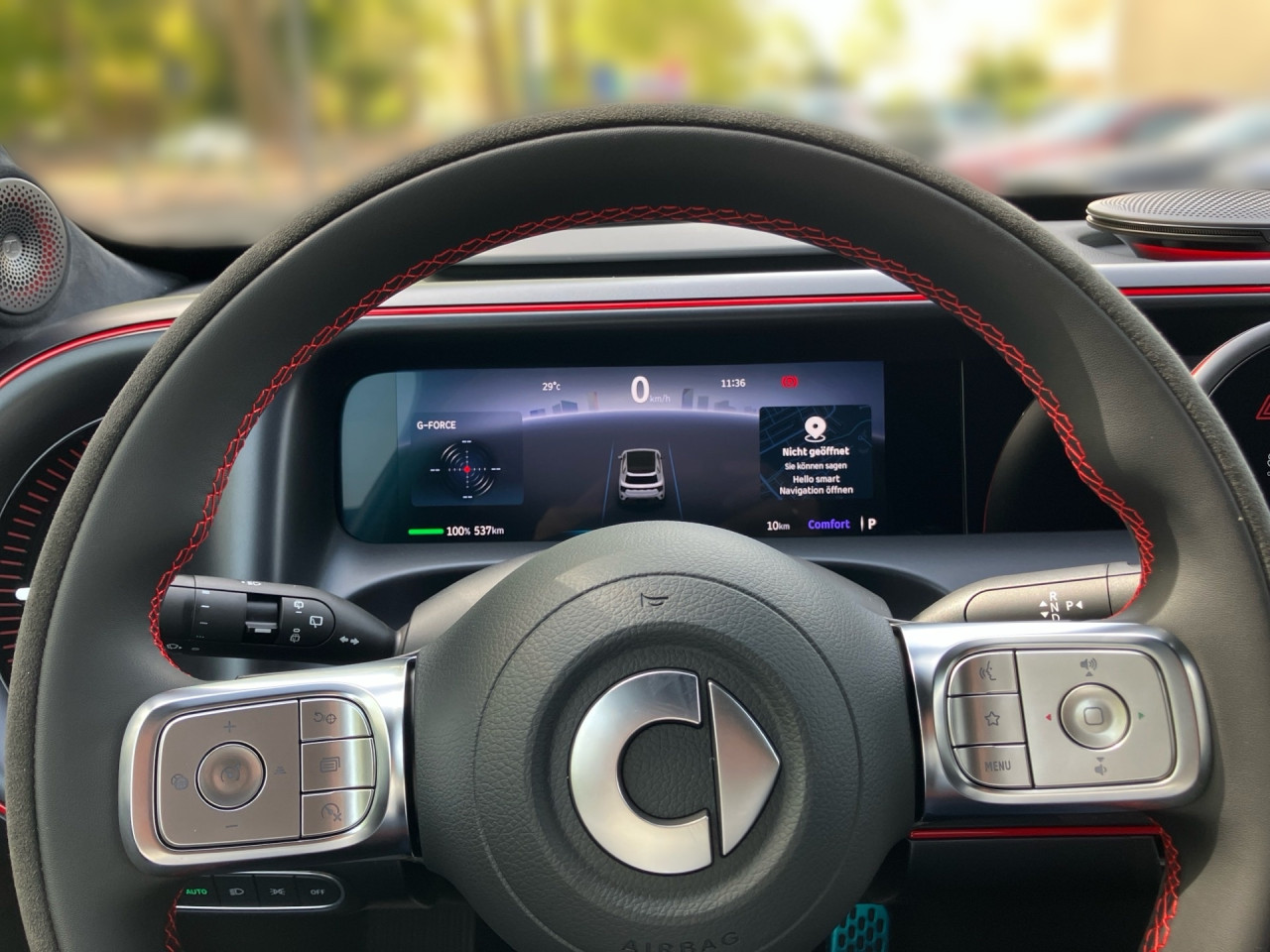 Getriebe: Automatikgetriebe, 1 GangAusstattungslinie: Ausstattungslinie Exterieur: Brabus,  Ausstattungslinie Interieur: BrabusAusstattungspakete: SportpaketAssistenzsysteme: Head-up-Display HUD,  Fernlichtassistent,  Einparkhilfe,  R&uuml;ckfahrkamera: 360&deg; Rundumsichtkamera,  Fahrlichtautomatik,  Tempomat,  Berganfahrhilfe,  Spurhalteassistent,  Kollisionswarnung,  VerkehrszeichenerkennungLicht und Sicht: LED-Scheinwerfer,  Abbiegelicht,  Tagfahrlicht,  Regensensor,  Ambientebeleuchtung mehrfarbig,  LichtsensorAudio &amp; Kommunikation: Navigationssystem,  Radio,  Multi-Funktions-Display,  Digitaler Radioempfang DAB,  Soundsystem,  Kabelloses Laden f&uuml;r HandysKomfort: Digitales Kombiinstrument,  Klimaautomatik, 2 Zonen,  Panoramadach,  Fahrer-/Beifahrersitz elektrisch,  Memoryfunktion Fahrersitz,  Sitzheizung Fahrer/Beifahrer,  Easy-Entry Einstiegshilfe,  Servolenkung,  Keyless-Entry,  Zentralverriegelung,  Fensterheber elektrisch,  Automatisch &ouml;ffnende Heckklappe,  SitzklimatisierungInterieur: Sitze Teilleder Dinamica-Mikrofaser,  Innenfarbe schwarz,  Sportlenkrad,  BordcomputerExterieur: Touchscreen Bedienung,  Leichtmetallfelgen 21 Zoll,  Au&szlig;enspiegel elekt.,  NotrufsystemSicherheit: Fahrer- /Beifahrerairbag,  Elektr. Stabilit&auml;tsprogramm ESP,  Reifendruckkontrolle,  Au&szlig;entemperatur Anzeige,  Antiblockiersystem ABS,  Bremsverschlei&szlig;anzeige,  NotbremsassistentVerf&uuml;gbarkeit in Abstimmung mit VerkaufsberaterIrrt&uuml;mer und &Auml;nderungen vorbehalten