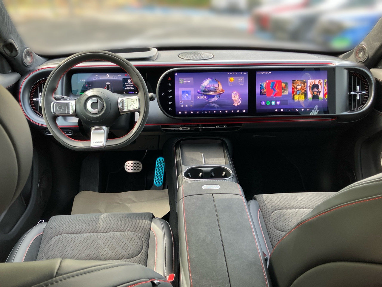 Getriebe: Automatikgetriebe, 1 GangAusstattungslinie: Ausstattungslinie Exterieur: Brabus,  Ausstattungslinie Interieur: BrabusAusstattungspakete: SportpaketAssistenzsysteme: Head-up-Display HUD,  Fernlichtassistent,  Einparkhilfe,  R&uuml;ckfahrkamera: 360&deg; Rundumsichtkamera,  Fahrlichtautomatik,  Tempomat,  Berganfahrhilfe,  Spurhalteassistent,  Kollisionswarnung,  VerkehrszeichenerkennungLicht und Sicht: LED-Scheinwerfer,  Abbiegelicht,  Tagfahrlicht,  Regensensor,  Ambientebeleuchtung mehrfarbig,  LichtsensorAudio &amp; Kommunikation: Navigationssystem,  Radio,  Multi-Funktions-Display,  Digitaler Radioempfang DAB,  Soundsystem,  Kabelloses Laden f&uuml;r HandysKomfort: Digitales Kombiinstrument,  Klimaautomatik, 2 Zonen,  Panoramadach,  Fahrer-/Beifahrersitz elektrisch,  Memoryfunktion Fahrersitz,  Sitzheizung Fahrer/Beifahrer,  Easy-Entry Einstiegshilfe,  Servolenkung,  Keyless-Entry,  Zentralverriegelung,  Fensterheber elektrisch,  Automatisch &ouml;ffnende Heckklappe,  SitzklimatisierungInterieur: Sitze Teilleder Dinamica-Mikrofaser,  Innenfarbe schwarz,  Sportlenkrad,  BordcomputerExterieur: Touchscreen Bedienung,  Leichtmetallfelgen 21 Zoll,  Au&szlig;enspiegel elekt.,  NotrufsystemSicherheit: Fahrer- /Beifahrerairbag,  Elektr. Stabilit&auml;tsprogramm ESP,  Reifendruckkontrolle,  Au&szlig;entemperatur Anzeige,  Antiblockiersystem ABS,  Bremsverschlei&szlig;anzeige,  NotbremsassistentVerf&uuml;gbarkeit in Abstimmung mit VerkaufsberaterIrrt&uuml;mer und &Auml;nderungen vorbehalten