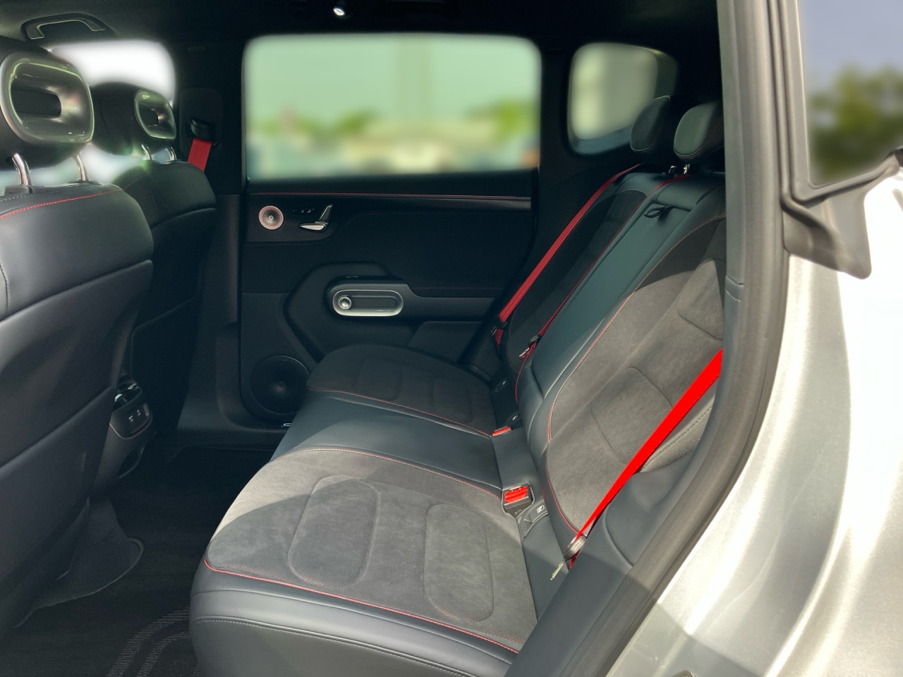 Getriebe: Automatikgetriebe, 1 GangAusstattungslinie: Ausstattungslinie Exterieur: Brabus,  Ausstattungslinie Interieur: BrabusAusstattungspakete: SportpaketAssistenzsysteme: Head-up-Display HUD,  Fernlichtassistent,  Einparkhilfe,  R&uuml;ckfahrkamera: 360&deg; Rundumsichtkamera,  Fahrlichtautomatik,  Tempomat,  Berganfahrhilfe,  Spurhalteassistent,  Kollisionswarnung,  VerkehrszeichenerkennungLicht und Sicht: LED-Scheinwerfer,  Abbiegelicht,  Tagfahrlicht,  Regensensor,  Ambientebeleuchtung mehrfarbig,  LichtsensorAudio &amp; Kommunikation: Navigationssystem,  Radio,  Multi-Funktions-Display,  Digitaler Radioempfang DAB,  Soundsystem,  Kabelloses Laden f&uuml;r HandysKomfort: Digitales Kombiinstrument,  Klimaautomatik, 2 Zonen,  Panoramadach,  Fahrer-/Beifahrersitz elektrisch,  Memoryfunktion Fahrersitz,  Sitzheizung Fahrer/Beifahrer,  Easy-Entry Einstiegshilfe,  Servolenkung,  Keyless-Entry,  Zentralverriegelung,  Fensterheber elektrisch,  Automatisch &ouml;ffnende Heckklappe,  SitzklimatisierungInterieur: Sitze Teilleder Dinamica-Mikrofaser,  Innenfarbe schwarz,  Sportlenkrad,  BordcomputerExterieur: Touchscreen Bedienung,  Leichtmetallfelgen 21 Zoll,  Au&szlig;enspiegel elekt.,  NotrufsystemSicherheit: Fahrer- /Beifahrerairbag,  Elektr. Stabilit&auml;tsprogramm ESP,  Reifendruckkontrolle,  Au&szlig;entemperatur Anzeige,  Antiblockiersystem ABS,  Bremsverschlei&szlig;anzeige,  NotbremsassistentVerf&uuml;gbarkeit in Abstimmung mit VerkaufsberaterIrrt&uuml;mer und &Auml;nderungen vorbehalten