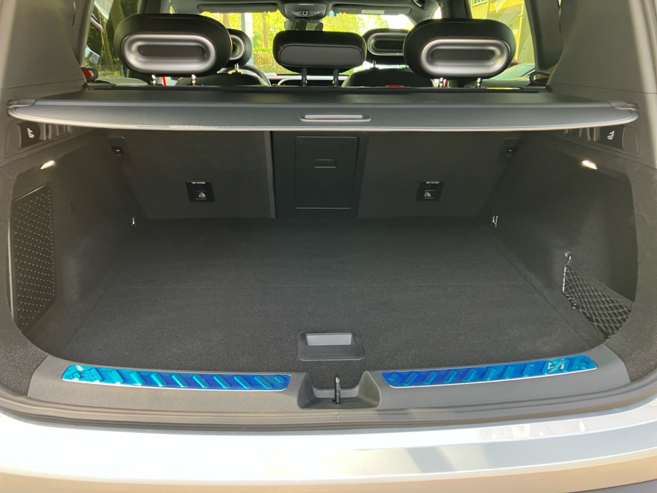 Getriebe: Automatikgetriebe, 1 GangAusstattungslinie: Ausstattungslinie Exterieur: Brabus,  Ausstattungslinie Interieur: BrabusAusstattungspakete: SportpaketAssistenzsysteme: Head-up-Display HUD,  Fernlichtassistent,  Einparkhilfe,  R&uuml;ckfahrkamera: 360&deg; Rundumsichtkamera,  Fahrlichtautomatik,  Tempomat,  Berganfahrhilfe,  Spurhalteassistent,  Kollisionswarnung,  VerkehrszeichenerkennungLicht und Sicht: LED-Scheinwerfer,  Abbiegelicht,  Tagfahrlicht,  Regensensor,  Ambientebeleuchtung mehrfarbig,  LichtsensorAudio &amp; Kommunikation: Navigationssystem,  Radio,  Multi-Funktions-Display,  Digitaler Radioempfang DAB,  Soundsystem,  Kabelloses Laden f&uuml;r HandysKomfort: Digitales Kombiinstrument,  Klimaautomatik, 2 Zonen,  Panoramadach,  Fahrer-/Beifahrersitz elektrisch,  Memoryfunktion Fahrersitz,  Sitzheizung Fahrer/Beifahrer,  Easy-Entry Einstiegshilfe,  Servolenkung,  Keyless-Entry,  Zentralverriegelung,  Fensterheber elektrisch,  Automatisch &ouml;ffnende Heckklappe,  SitzklimatisierungInterieur: Sitze Teilleder Dinamica-Mikrofaser,  Innenfarbe schwarz,  Sportlenkrad,  BordcomputerExterieur: Touchscreen Bedienung,  Leichtmetallfelgen 21 Zoll,  Au&szlig;enspiegel elekt.,  NotrufsystemSicherheit: Fahrer- /Beifahrerairbag,  Elektr. Stabilit&auml;tsprogramm ESP,  Reifendruckkontrolle,  Au&szlig;entemperatur Anzeige,  Antiblockiersystem ABS,  Bremsverschlei&szlig;anzeige,  NotbremsassistentVerf&uuml;gbarkeit in Abstimmung mit VerkaufsberaterIrrt&uuml;mer und &Auml;nderungen vorbehalten