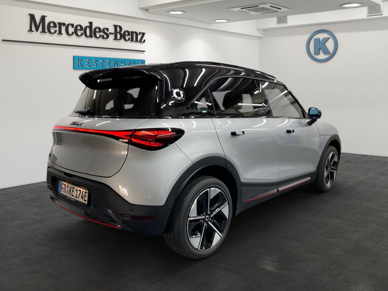 Getriebe: AutomatikgetriebeAusstattungslinie: Ausstattungslinie Exterieur: Brabus,  Ausstattungslinie Interieur: BrabusAusstattungspakete: SportpaketAssistenzsysteme: Head-up-Display HUD,  Fernlichtassistent,  Einparkhilfe,  R&uuml;ckfahrkamera: 360&deg; Rundumsichtkamera,  Fahrlichtautomatik,  Tempomat,  Berganfahrhilfe,  Spurhalteassistent,  Kollisionswarnung,  VerkehrszeichenerkennungLicht und Sicht: LED-Scheinwerfer,  Abbiegelicht,  Tagfahrlicht,  Regensensor,  Ambientebeleuchtung mehrfarbig,  LichtsensorAudio &amp; Kommunikation: Navigationssystem,  Radio,  Multi-Funktions-Display,  Digitaler Radioempfang DAB,  Soundsystem,  Kabelloses Laden f&uuml;r HandysKomfort: Digitales Kombiinstrument,  Klimaautomatik, 2 Zonen,  Panoramadach,  Fahrer-/Beifahrersitz elektrisch,  Memoryfunktion Fahrersitz,  Sitzheizung Fahrer/Beifahrer,  Easy-Entry Einstiegshilfe,  Servolenkung,  Keyless-Entry,  Zentralverriegelung,  Fensterheber elektrisch,  Automatisch &ouml;ffnende Heckklappe,  SitzklimatisierungInterieur: Sitze Teilleder Mikrofaser/Wildleder,  Innenfarbe schwarz,  Sportlenkrad,  BordcomputerExterieur: Touchscreen Bedienung,  Leichtmetallfelgen 19 Zoll,  Au&szlig;enspiegel elekt.,  NotrufsystemSicherheit: Fahrer- /Beifahrerairbag,  Elektr. Stabilit&auml;tsprogramm ESP,  Reifendruckkontrolle,  Au&szlig;entemperatur Anzeige,  Antiblockiersystem ABS,  Bremsverschlei&szlig;anzeige,  NotbremsassistentVerf&uuml;gbarkeit in Abstimmung mit VerkaufsberaterIrrt&uuml;mer und &Auml;nderungen vorbehalten