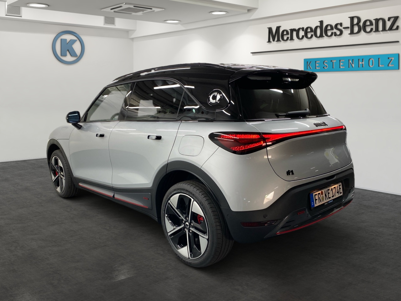 Getriebe: AutomatikgetriebeAusstattungslinie: Ausstattungslinie Exterieur: Brabus,  Ausstattungslinie Interieur: BrabusAusstattungspakete: SportpaketAssistenzsysteme: Head-up-Display HUD,  Fernlichtassistent,  Einparkhilfe,  R&uuml;ckfahrkamera: 360&deg; Rundumsichtkamera,  Fahrlichtautomatik,  Tempomat,  Berganfahrhilfe,  Spurhalteassistent,  Kollisionswarnung,  VerkehrszeichenerkennungLicht und Sicht: LED-Scheinwerfer,  Abbiegelicht,  Tagfahrlicht,  Regensensor,  Ambientebeleuchtung mehrfarbig,  LichtsensorAudio &amp; Kommunikation: Navigationssystem,  Radio,  Multi-Funktions-Display,  Digitaler Radioempfang DAB,  Soundsystem,  Kabelloses Laden f&uuml;r HandysKomfort: Digitales Kombiinstrument,  Klimaautomatik, 2 Zonen,  Panoramadach,  Fahrer-/Beifahrersitz elektrisch,  Memoryfunktion Fahrersitz,  Sitzheizung Fahrer/Beifahrer,  Easy-Entry Einstiegshilfe,  Servolenkung,  Keyless-Entry,  Zentralverriegelung,  Fensterheber elektrisch,  Automatisch &ouml;ffnende Heckklappe,  SitzklimatisierungInterieur: Sitze Teilleder Mikrofaser/Wildleder,  Innenfarbe schwarz,  Sportlenkrad,  BordcomputerExterieur: Touchscreen Bedienung,  Leichtmetallfelgen 19 Zoll,  Au&szlig;enspiegel elekt.,  NotrufsystemSicherheit: Fahrer- /Beifahrerairbag,  Elektr. Stabilit&auml;tsprogramm ESP,  Reifendruckkontrolle,  Au&szlig;entemperatur Anzeige,  Antiblockiersystem ABS,  Bremsverschlei&szlig;anzeige,  NotbremsassistentVerf&uuml;gbarkeit in Abstimmung mit VerkaufsberaterIrrt&uuml;mer und &Auml;nderungen vorbehalten