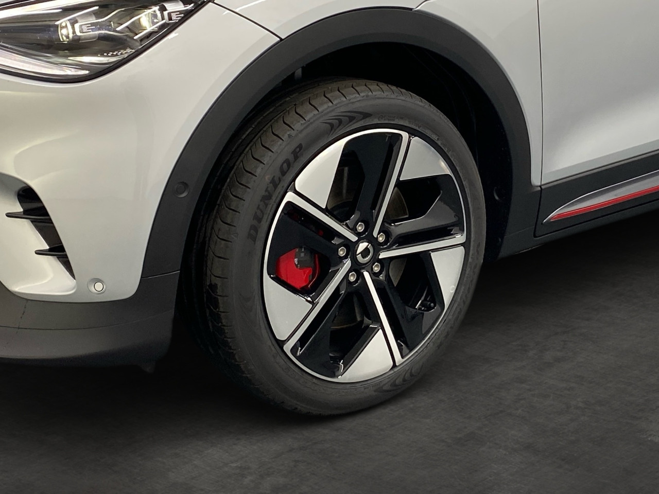 Getriebe: AutomatikgetriebeAusstattungslinie: Ausstattungslinie Exterieur: Brabus,  Ausstattungslinie Interieur: BrabusAusstattungspakete: SportpaketAssistenzsysteme: Head-up-Display HUD,  Fernlichtassistent,  Einparkhilfe,  R&uuml;ckfahrkamera: 360&deg; Rundumsichtkamera,  Fahrlichtautomatik,  Tempomat,  Berganfahrhilfe,  Spurhalteassistent,  Kollisionswarnung,  VerkehrszeichenerkennungLicht und Sicht: LED-Scheinwerfer,  Abbiegelicht,  Tagfahrlicht,  Regensensor,  Ambientebeleuchtung mehrfarbig,  LichtsensorAudio &amp; Kommunikation: Navigationssystem,  Radio,  Multi-Funktions-Display,  Digitaler Radioempfang DAB,  Soundsystem,  Kabelloses Laden f&uuml;r HandysKomfort: Digitales Kombiinstrument,  Klimaautomatik, 2 Zonen,  Panoramadach,  Fahrer-/Beifahrersitz elektrisch,  Memoryfunktion Fahrersitz,  Sitzheizung Fahrer/Beifahrer,  Easy-Entry Einstiegshilfe,  Servolenkung,  Keyless-Entry,  Zentralverriegelung,  Fensterheber elektrisch,  Automatisch &ouml;ffnende Heckklappe,  SitzklimatisierungInterieur: Sitze Teilleder Mikrofaser/Wildleder,  Innenfarbe schwarz,  Sportlenkrad,  BordcomputerExterieur: Touchscreen Bedienung,  Leichtmetallfelgen 19 Zoll,  Au&szlig;enspiegel elekt.,  NotrufsystemSicherheit: Fahrer- /Beifahrerairbag,  Elektr. Stabilit&auml;tsprogramm ESP,  Reifendruckkontrolle,  Au&szlig;entemperatur Anzeige,  Antiblockiersystem ABS,  Bremsverschlei&szlig;anzeige,  NotbremsassistentVerf&uuml;gbarkeit in Abstimmung mit VerkaufsberaterIrrt&uuml;mer und &Auml;nderungen vorbehalten