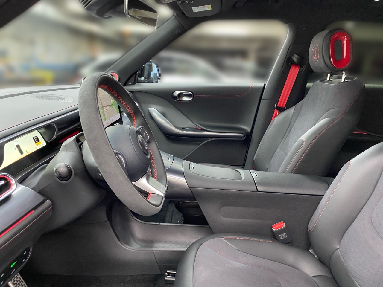 Getriebe: AutomatikgetriebeAusstattungslinie: Ausstattungslinie Exterieur: Brabus,  Ausstattungslinie Interieur: BrabusAusstattungspakete: SportpaketAssistenzsysteme: Head-up-Display HUD,  Fernlichtassistent,  Einparkhilfe,  R&uuml;ckfahrkamera: 360&deg; Rundumsichtkamera,  Fahrlichtautomatik,  Tempomat,  Berganfahrhilfe,  Spurhalteassistent,  Kollisionswarnung,  VerkehrszeichenerkennungLicht und Sicht: LED-Scheinwerfer,  Abbiegelicht,  Tagfahrlicht,  Regensensor,  Ambientebeleuchtung mehrfarbig,  LichtsensorAudio &amp; Kommunikation: Navigationssystem,  Radio,  Multi-Funktions-Display,  Digitaler Radioempfang DAB,  Soundsystem,  Kabelloses Laden f&uuml;r HandysKomfort: Digitales Kombiinstrument,  Klimaautomatik, 2 Zonen,  Panoramadach,  Fahrer-/Beifahrersitz elektrisch,  Memoryfunktion Fahrersitz,  Sitzheizung Fahrer/Beifahrer,  Easy-Entry Einstiegshilfe,  Servolenkung,  Keyless-Entry,  Zentralverriegelung,  Fensterheber elektrisch,  Automatisch &ouml;ffnende Heckklappe,  SitzklimatisierungInterieur: Sitze Teilleder Mikrofaser/Wildleder,  Innenfarbe schwarz,  Sportlenkrad,  BordcomputerExterieur: Touchscreen Bedienung,  Leichtmetallfelgen 19 Zoll,  Au&szlig;enspiegel elekt.,  NotrufsystemSicherheit: Fahrer- /Beifahrerairbag,  Elektr. Stabilit&auml;tsprogramm ESP,  Reifendruckkontrolle,  Au&szlig;entemperatur Anzeige,  Antiblockiersystem ABS,  Bremsverschlei&szlig;anzeige,  NotbremsassistentVerf&uuml;gbarkeit in Abstimmung mit VerkaufsberaterIrrt&uuml;mer und &Auml;nderungen vorbehalten