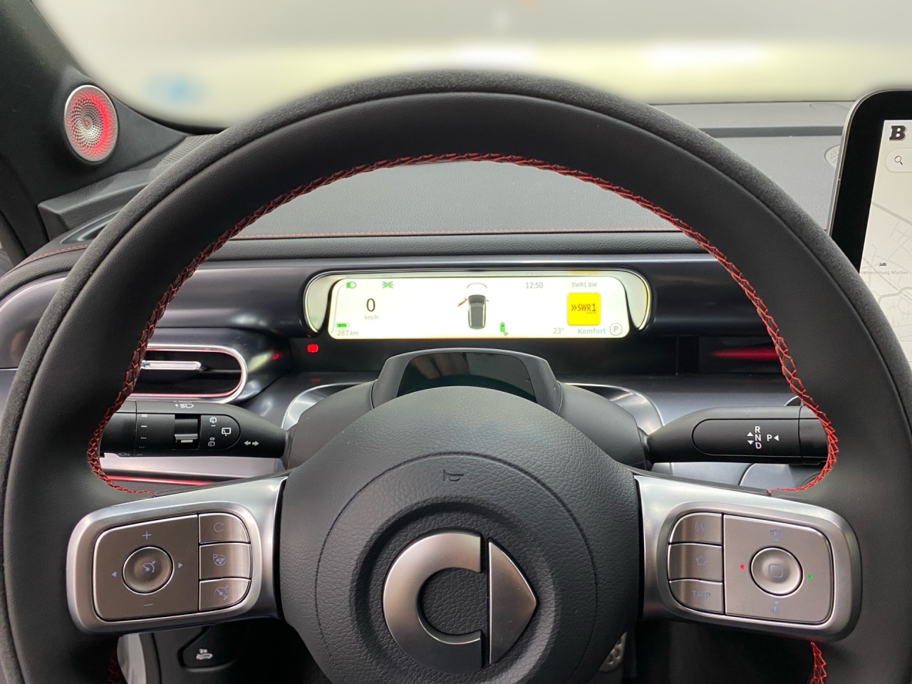 Getriebe: AutomatikgetriebeAusstattungslinie: Ausstattungslinie Exterieur: Brabus,  Ausstattungslinie Interieur: BrabusAusstattungspakete: SportpaketAssistenzsysteme: Head-up-Display HUD,  Fernlichtassistent,  Einparkhilfe,  R&uuml;ckfahrkamera: 360&deg; Rundumsichtkamera,  Fahrlichtautomatik,  Tempomat,  Berganfahrhilfe,  Spurhalteassistent,  Kollisionswarnung,  VerkehrszeichenerkennungLicht und Sicht: LED-Scheinwerfer,  Abbiegelicht,  Tagfahrlicht,  Regensensor,  Ambientebeleuchtung mehrfarbig,  LichtsensorAudio &amp; Kommunikation: Navigationssystem,  Radio,  Multi-Funktions-Display,  Digitaler Radioempfang DAB,  Soundsystem,  Kabelloses Laden f&uuml;r HandysKomfort: Digitales Kombiinstrument,  Klimaautomatik, 2 Zonen,  Panoramadach,  Fahrer-/Beifahrersitz elektrisch,  Memoryfunktion Fahrersitz,  Sitzheizung Fahrer/Beifahrer,  Easy-Entry Einstiegshilfe,  Servolenkung,  Keyless-Entry,  Zentralverriegelung,  Fensterheber elektrisch,  Automatisch &ouml;ffnende Heckklappe,  SitzklimatisierungInterieur: Sitze Teilleder Mikrofaser/Wildleder,  Innenfarbe schwarz,  Sportlenkrad,  BordcomputerExterieur: Touchscreen Bedienung,  Leichtmetallfelgen 19 Zoll,  Au&szlig;enspiegel elekt.,  NotrufsystemSicherheit: Fahrer- /Beifahrerairbag,  Elektr. Stabilit&auml;tsprogramm ESP,  Reifendruckkontrolle,  Au&szlig;entemperatur Anzeige,  Antiblockiersystem ABS,  Bremsverschlei&szlig;anzeige,  NotbremsassistentVerf&uuml;gbarkeit in Abstimmung mit VerkaufsberaterIrrt&uuml;mer und &Auml;nderungen vorbehalten