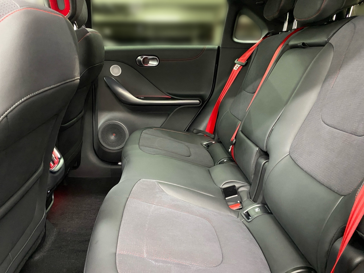 Getriebe: AutomatikgetriebeAusstattungslinie: Ausstattungslinie Exterieur: Brabus,  Ausstattungslinie Interieur: BrabusAusstattungspakete: SportpaketAssistenzsysteme: Head-up-Display HUD,  Fernlichtassistent,  Einparkhilfe,  R&uuml;ckfahrkamera: 360&deg; Rundumsichtkamera,  Fahrlichtautomatik,  Tempomat,  Berganfahrhilfe,  Spurhalteassistent,  Kollisionswarnung,  VerkehrszeichenerkennungLicht und Sicht: LED-Scheinwerfer,  Abbiegelicht,  Tagfahrlicht,  Regensensor,  Ambientebeleuchtung mehrfarbig,  LichtsensorAudio &amp; Kommunikation: Navigationssystem,  Radio,  Multi-Funktions-Display,  Digitaler Radioempfang DAB,  Soundsystem,  Kabelloses Laden f&uuml;r HandysKomfort: Digitales Kombiinstrument,  Klimaautomatik, 2 Zonen,  Panoramadach,  Fahrer-/Beifahrersitz elektrisch,  Memoryfunktion Fahrersitz,  Sitzheizung Fahrer/Beifahrer,  Easy-Entry Einstiegshilfe,  Servolenkung,  Keyless-Entry,  Zentralverriegelung,  Fensterheber elektrisch,  Automatisch &ouml;ffnende Heckklappe,  SitzklimatisierungInterieur: Sitze Teilleder Mikrofaser/Wildleder,  Innenfarbe schwarz,  Sportlenkrad,  BordcomputerExterieur: Touchscreen Bedienung,  Leichtmetallfelgen 19 Zoll,  Au&szlig;enspiegel elekt.,  NotrufsystemSicherheit: Fahrer- /Beifahrerairbag,  Elektr. Stabilit&auml;tsprogramm ESP,  Reifendruckkontrolle,  Au&szlig;entemperatur Anzeige,  Antiblockiersystem ABS,  Bremsverschlei&szlig;anzeige,  NotbremsassistentVerf&uuml;gbarkeit in Abstimmung mit VerkaufsberaterIrrt&uuml;mer und &Auml;nderungen vorbehalten