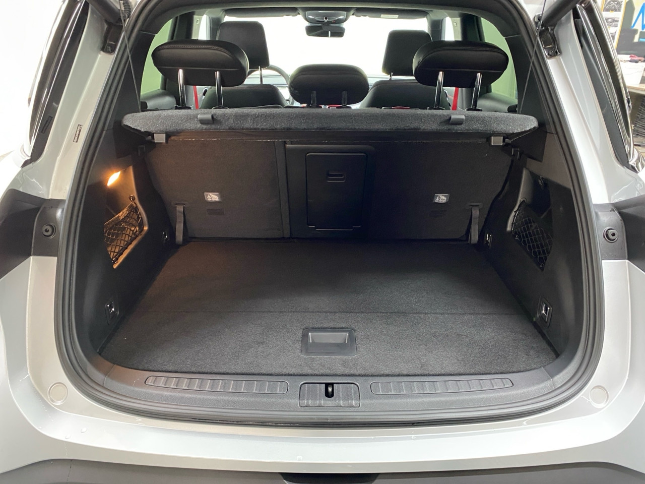 Getriebe: AutomatikgetriebeAusstattungslinie: Ausstattungslinie Exterieur: Brabus,  Ausstattungslinie Interieur: BrabusAusstattungspakete: SportpaketAssistenzsysteme: Head-up-Display HUD,  Fernlichtassistent,  Einparkhilfe,  R&uuml;ckfahrkamera: 360&deg; Rundumsichtkamera,  Fahrlichtautomatik,  Tempomat,  Berganfahrhilfe,  Spurhalteassistent,  Kollisionswarnung,  VerkehrszeichenerkennungLicht und Sicht: LED-Scheinwerfer,  Abbiegelicht,  Tagfahrlicht,  Regensensor,  Ambientebeleuchtung mehrfarbig,  LichtsensorAudio &amp; Kommunikation: Navigationssystem,  Radio,  Multi-Funktions-Display,  Digitaler Radioempfang DAB,  Soundsystem,  Kabelloses Laden f&uuml;r HandysKomfort: Digitales Kombiinstrument,  Klimaautomatik, 2 Zonen,  Panoramadach,  Fahrer-/Beifahrersitz elektrisch,  Memoryfunktion Fahrersitz,  Sitzheizung Fahrer/Beifahrer,  Easy-Entry Einstiegshilfe,  Servolenkung,  Keyless-Entry,  Zentralverriegelung,  Fensterheber elektrisch,  Automatisch &ouml;ffnende Heckklappe,  SitzklimatisierungInterieur: Sitze Teilleder Mikrofaser/Wildleder,  Innenfarbe schwarz,  Sportlenkrad,  BordcomputerExterieur: Touchscreen Bedienung,  Leichtmetallfelgen 19 Zoll,  Au&szlig;enspiegel elekt.,  NotrufsystemSicherheit: Fahrer- /Beifahrerairbag,  Elektr. Stabilit&auml;tsprogramm ESP,  Reifendruckkontrolle,  Au&szlig;entemperatur Anzeige,  Antiblockiersystem ABS,  Bremsverschlei&szlig;anzeige,  NotbremsassistentVerf&uuml;gbarkeit in Abstimmung mit VerkaufsberaterIrrt&uuml;mer und &Auml;nderungen vorbehalten